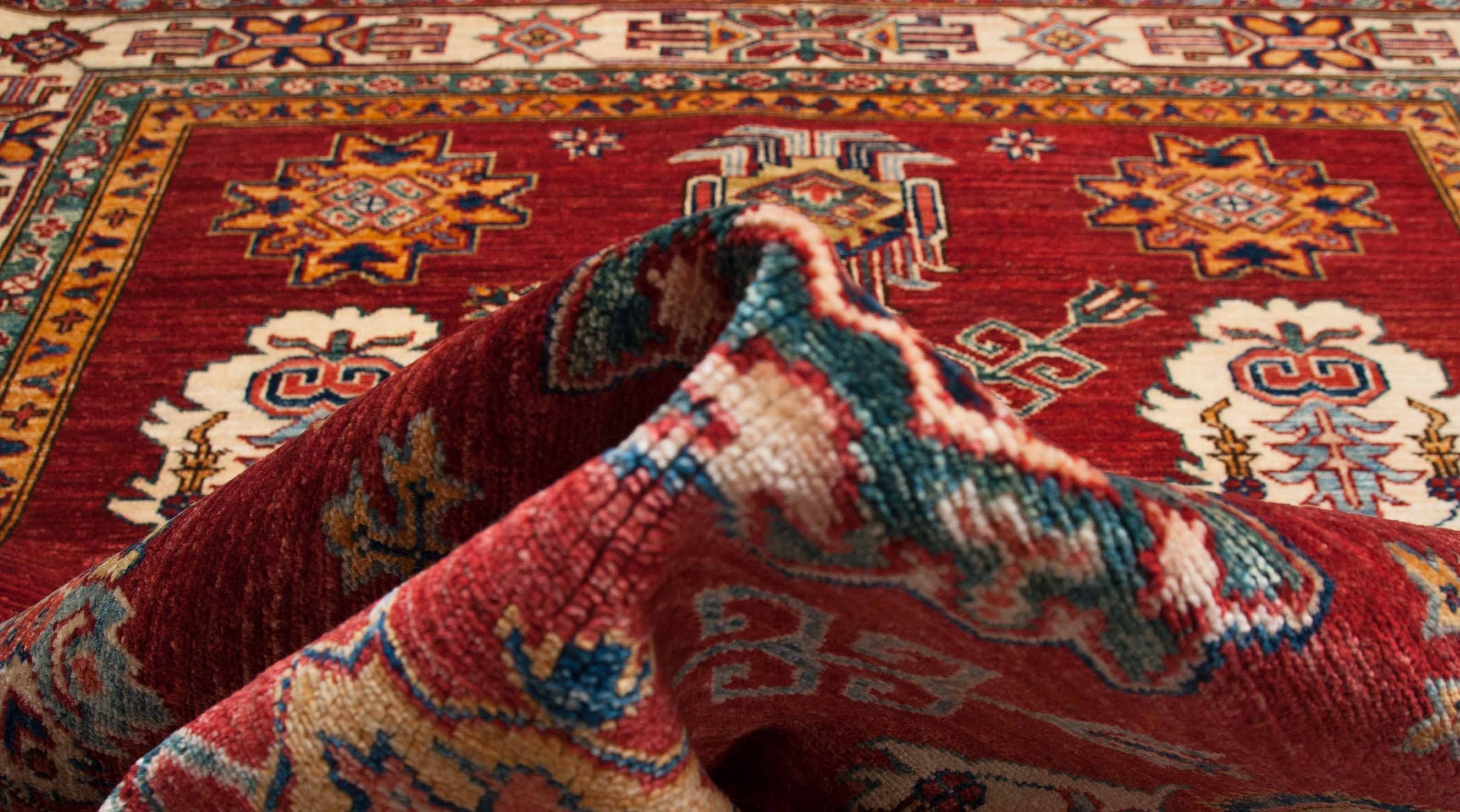 Eine Fotoaufnahme eines Kazak Teppichs.