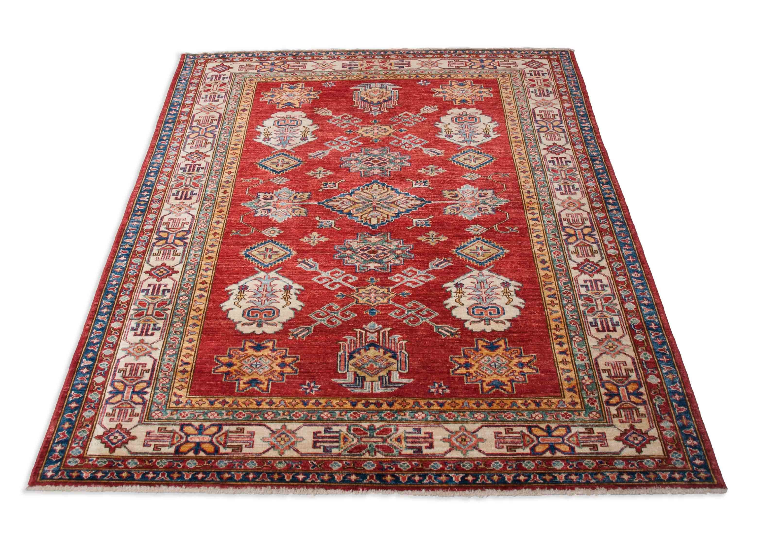 Eine Fotoaufnahme eines Kazak Teppichs.