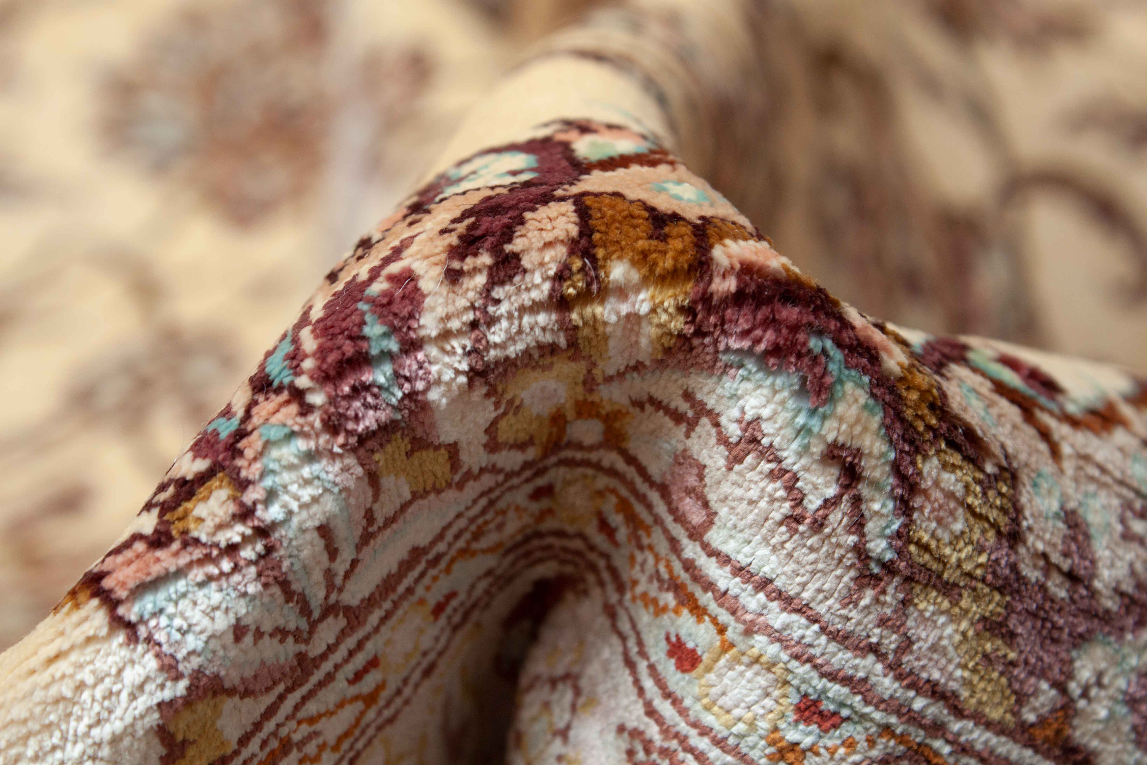 Eine Fotoaufnahme eines Ghom Teppichs.