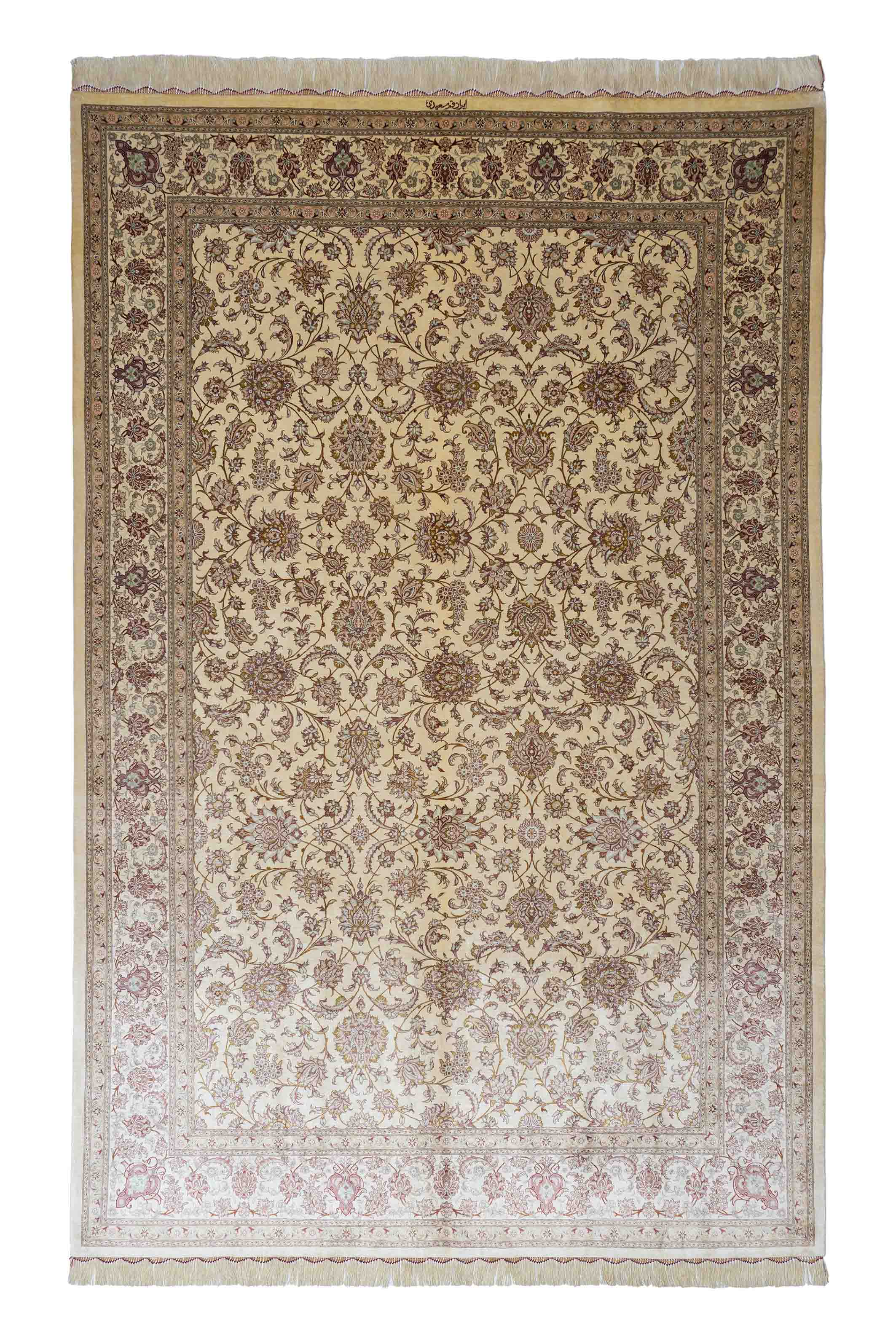 Eine Fotoaufnahme eines Ghom Teppichs.