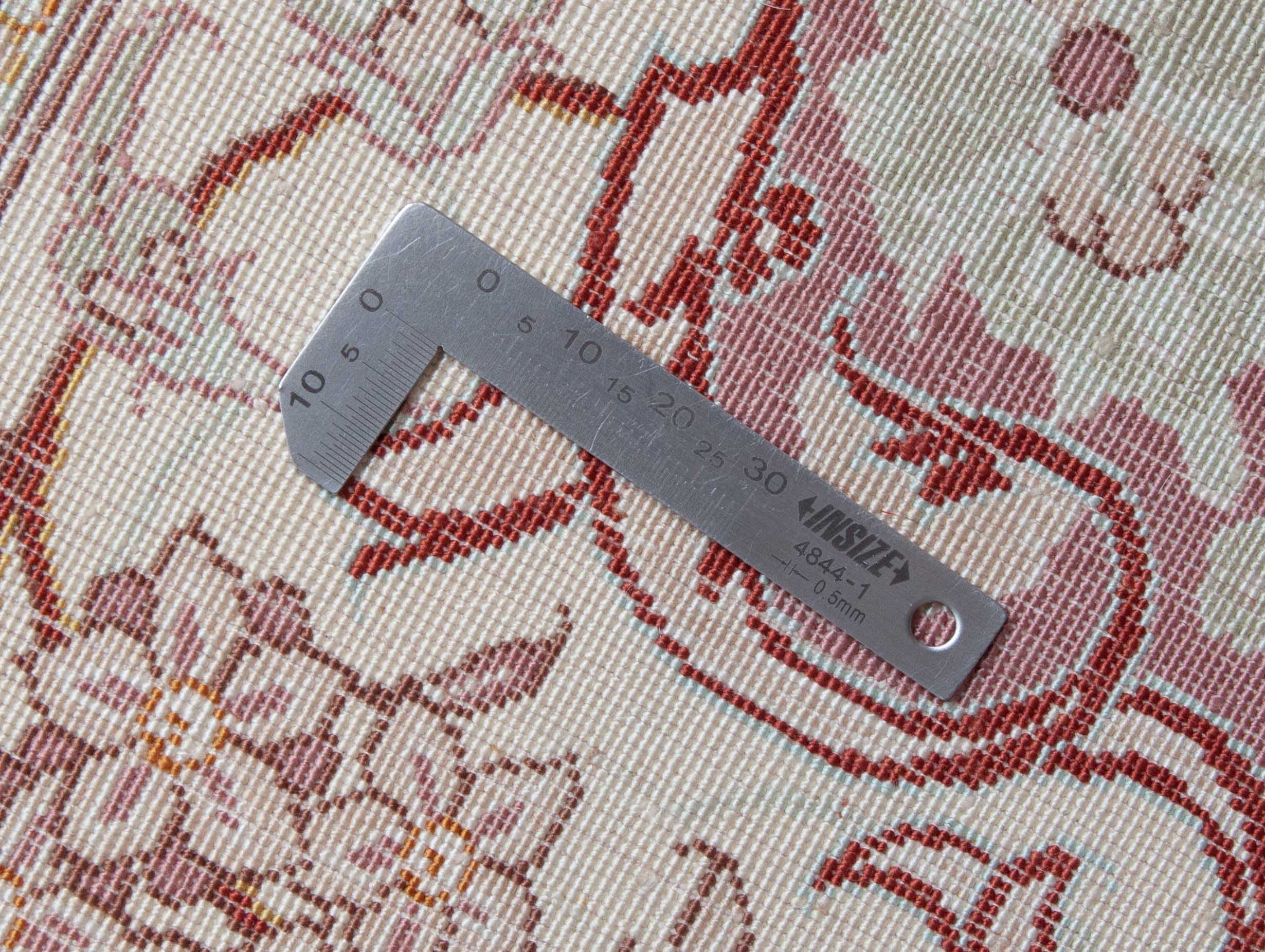 Eine Fotoaufnahme eines Ghom Teppichs.