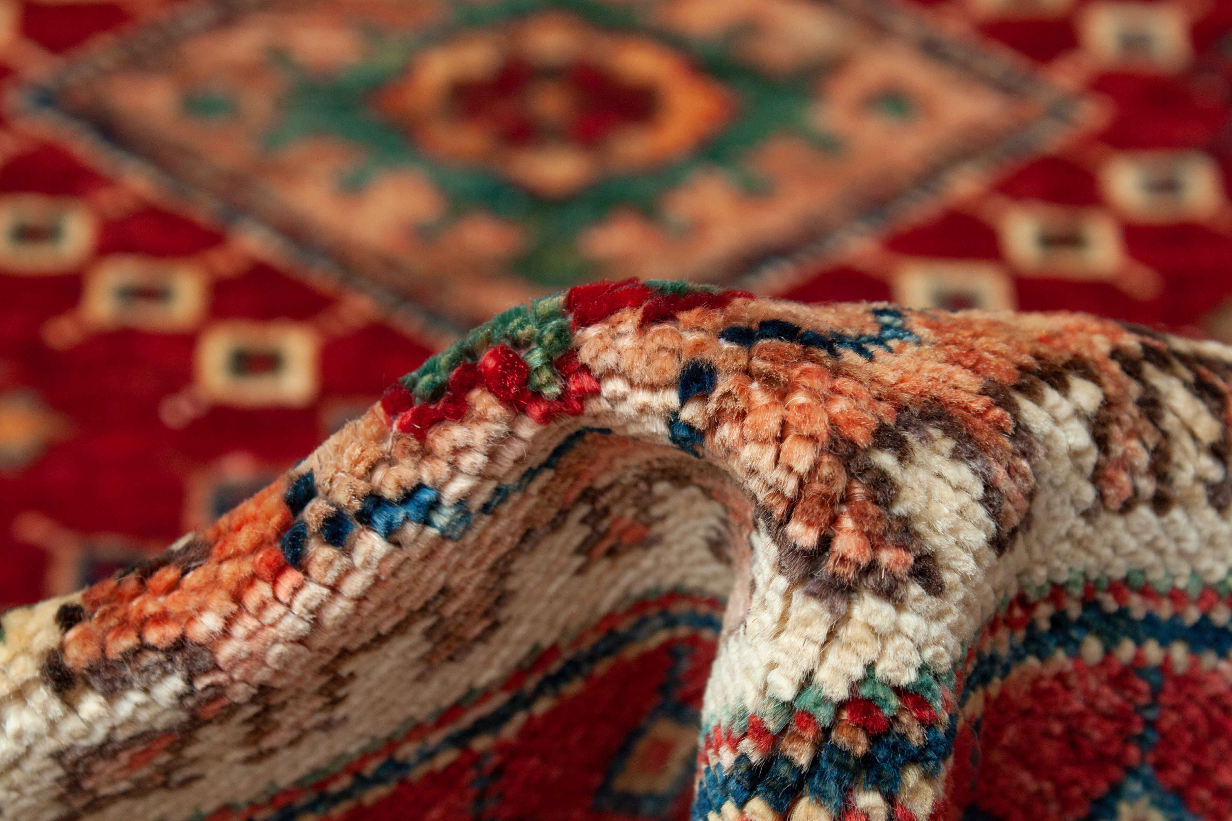 Eine Fotoaufnahme eines Kazak Teppichs.