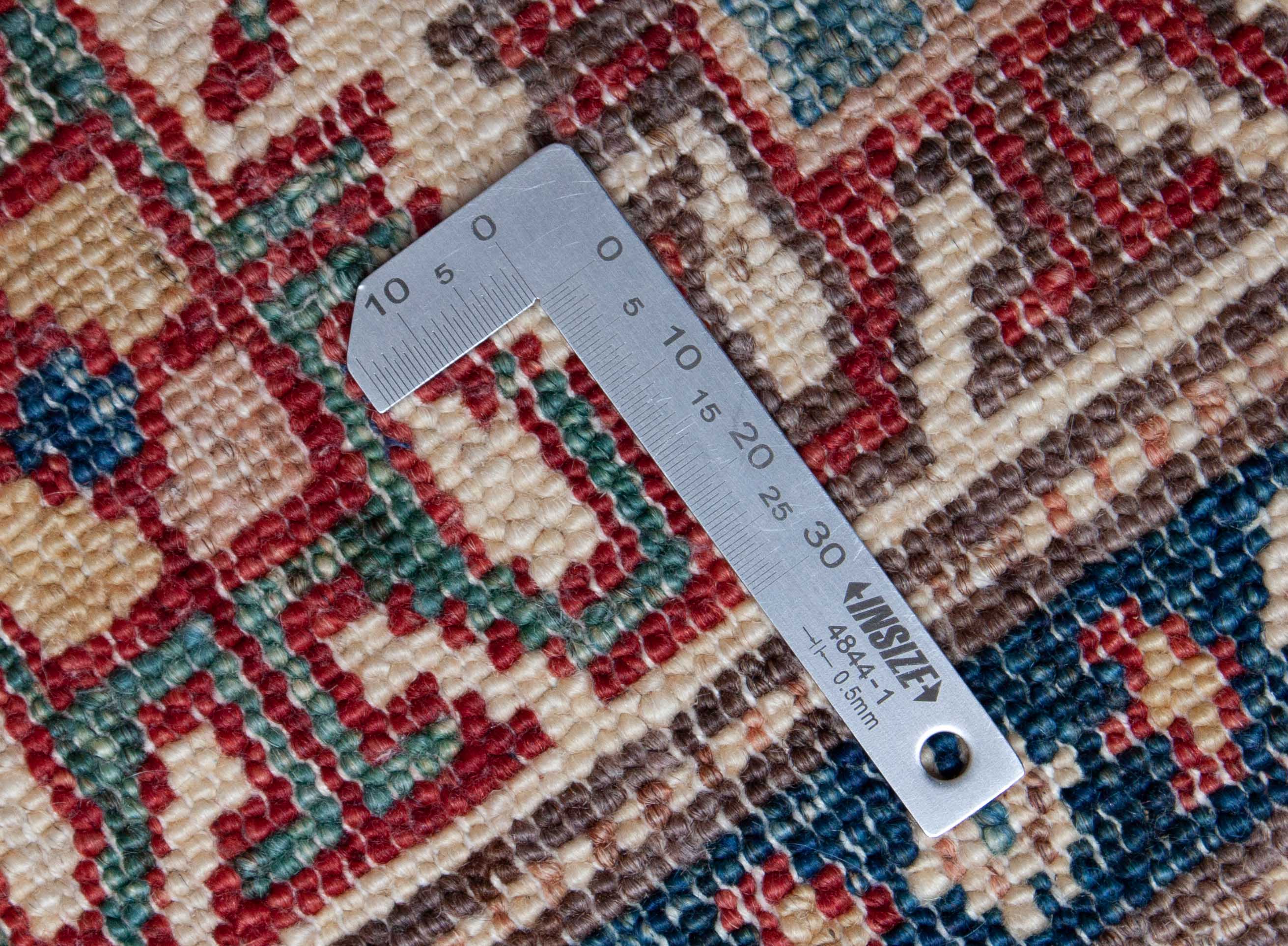 Eine Fotoaufnahme eines Kazak Teppichs.