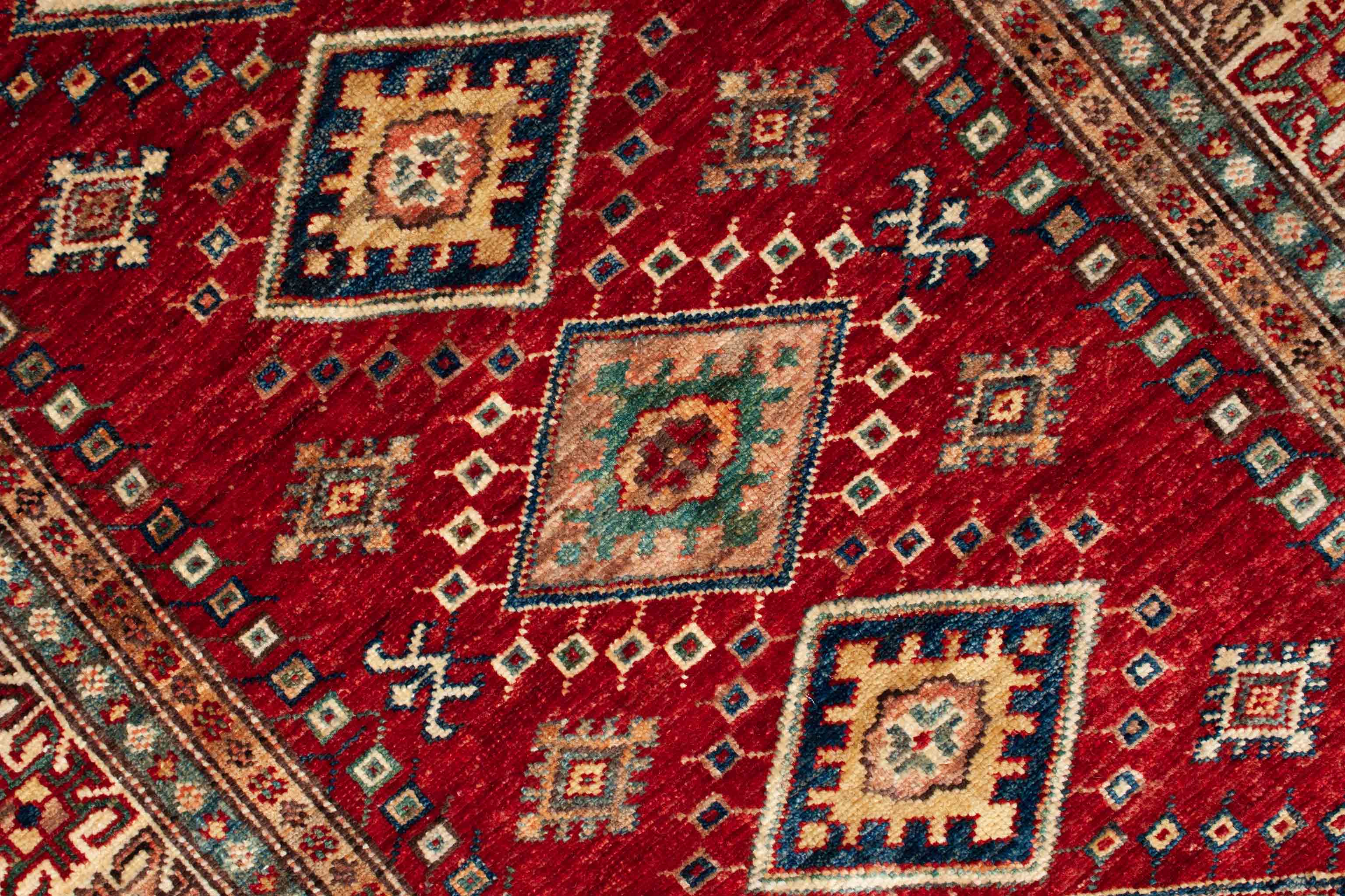 Eine Fotoaufnahme eines Kazak Teppichs.