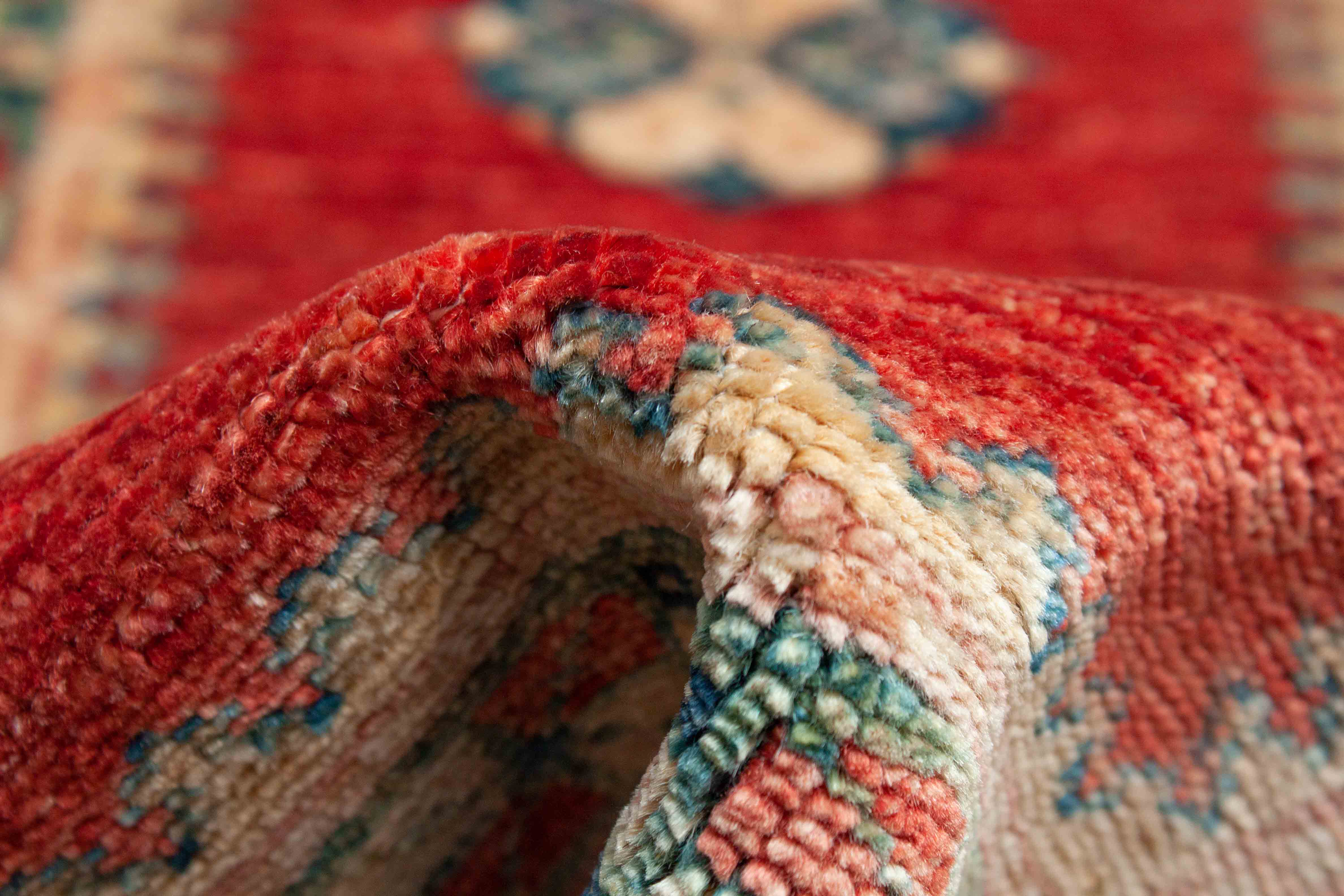 Eine Fotoaufnahme eines Kazak Teppichs.