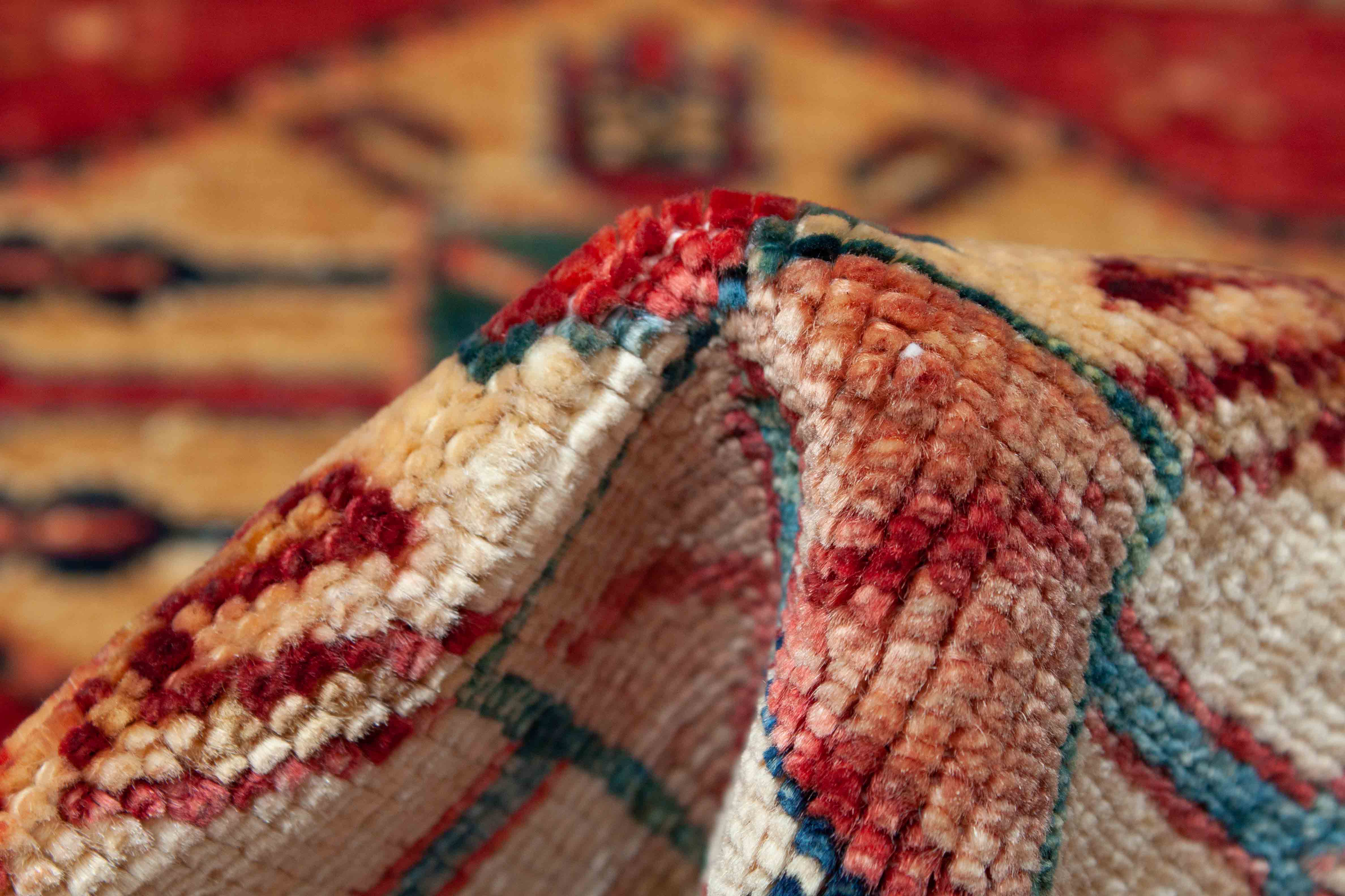 Eine Fotoaufnahme eines Kazak Teppichs.