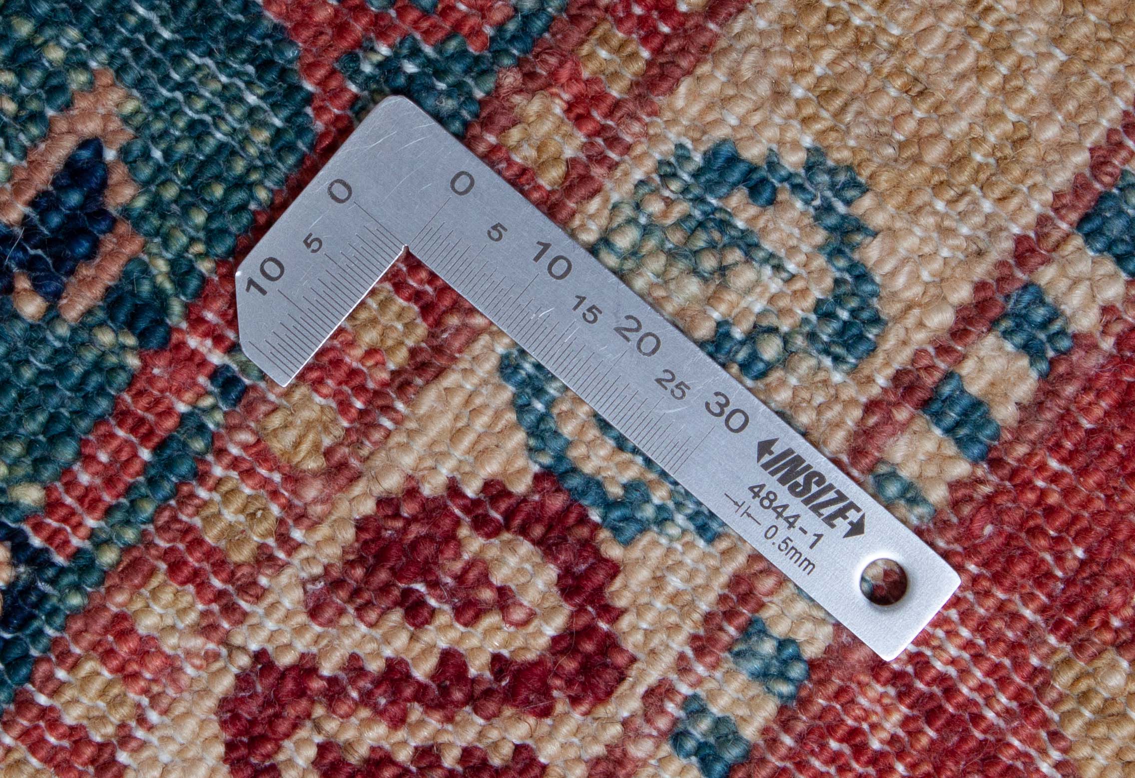 Eine Fotoaufnahme eines Kazak Teppichs.