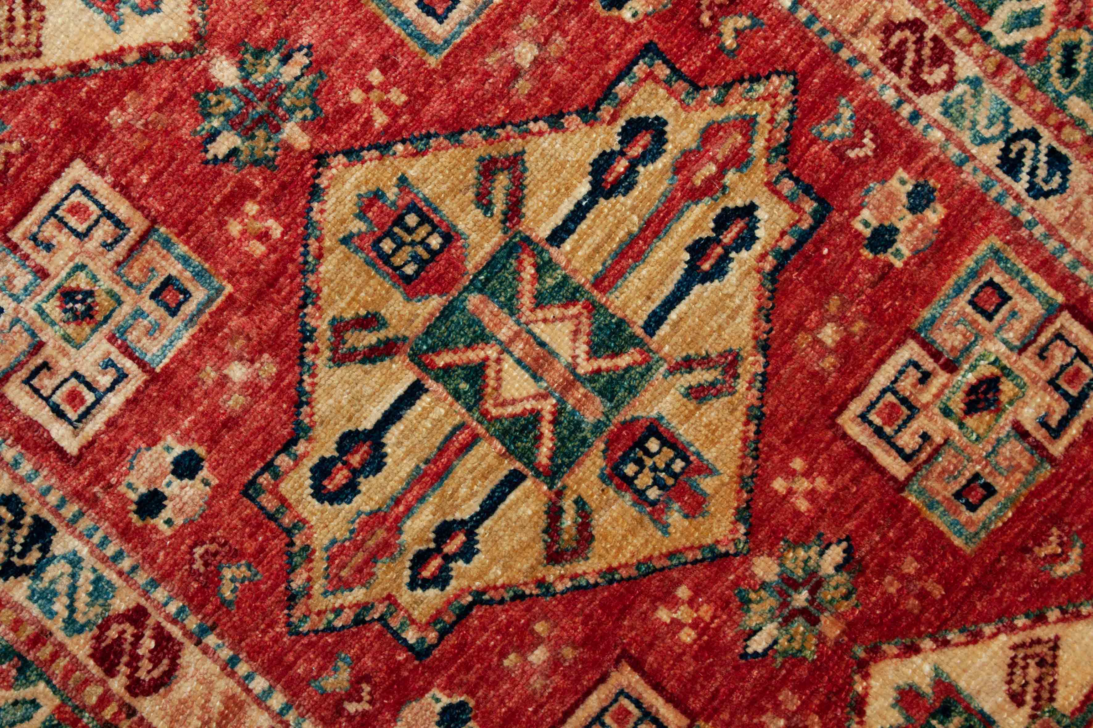 Eine Fotoaufnahme eines Kazak Teppichs.