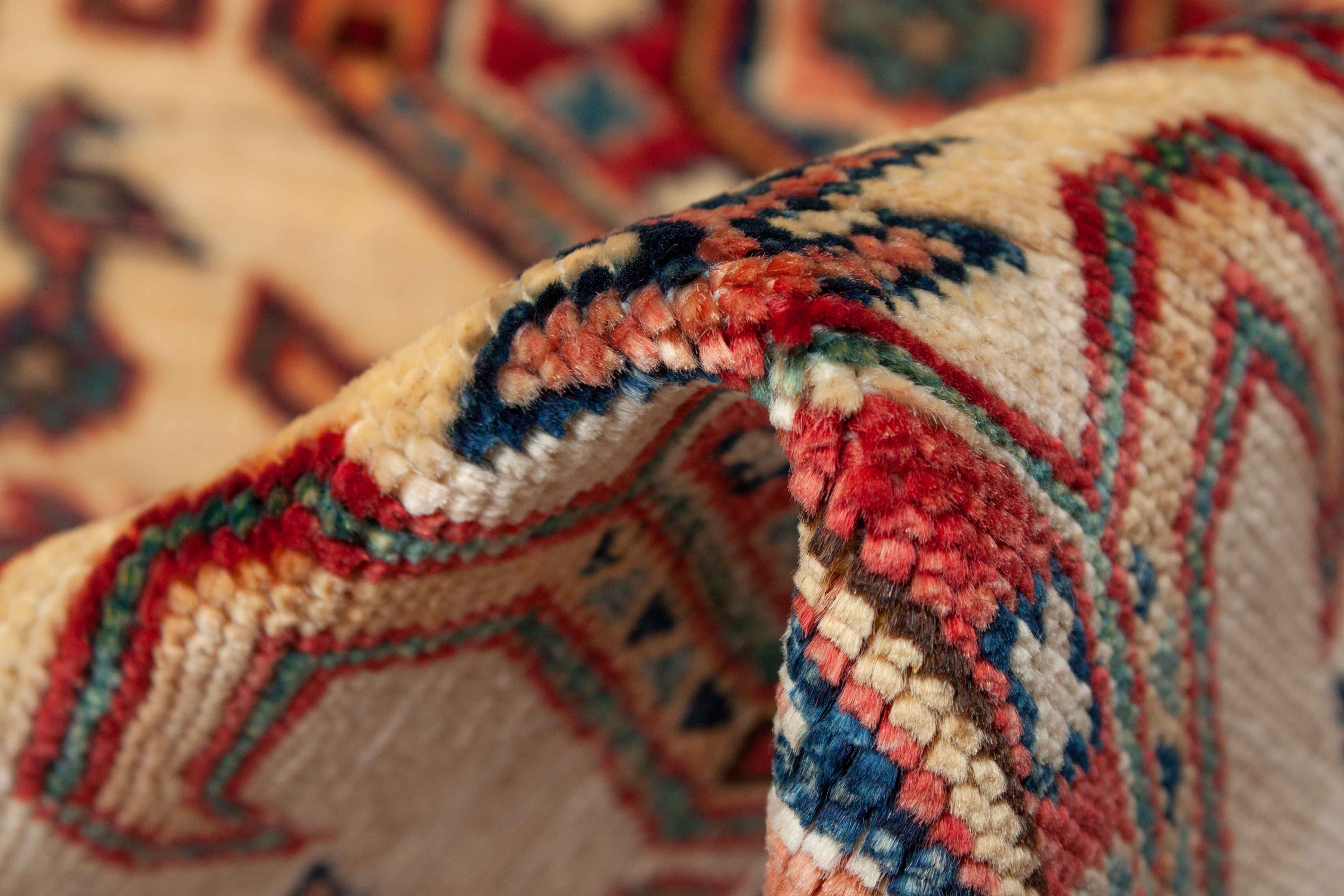 Eine Fotoaufnahme eines Kazak Teppichs.