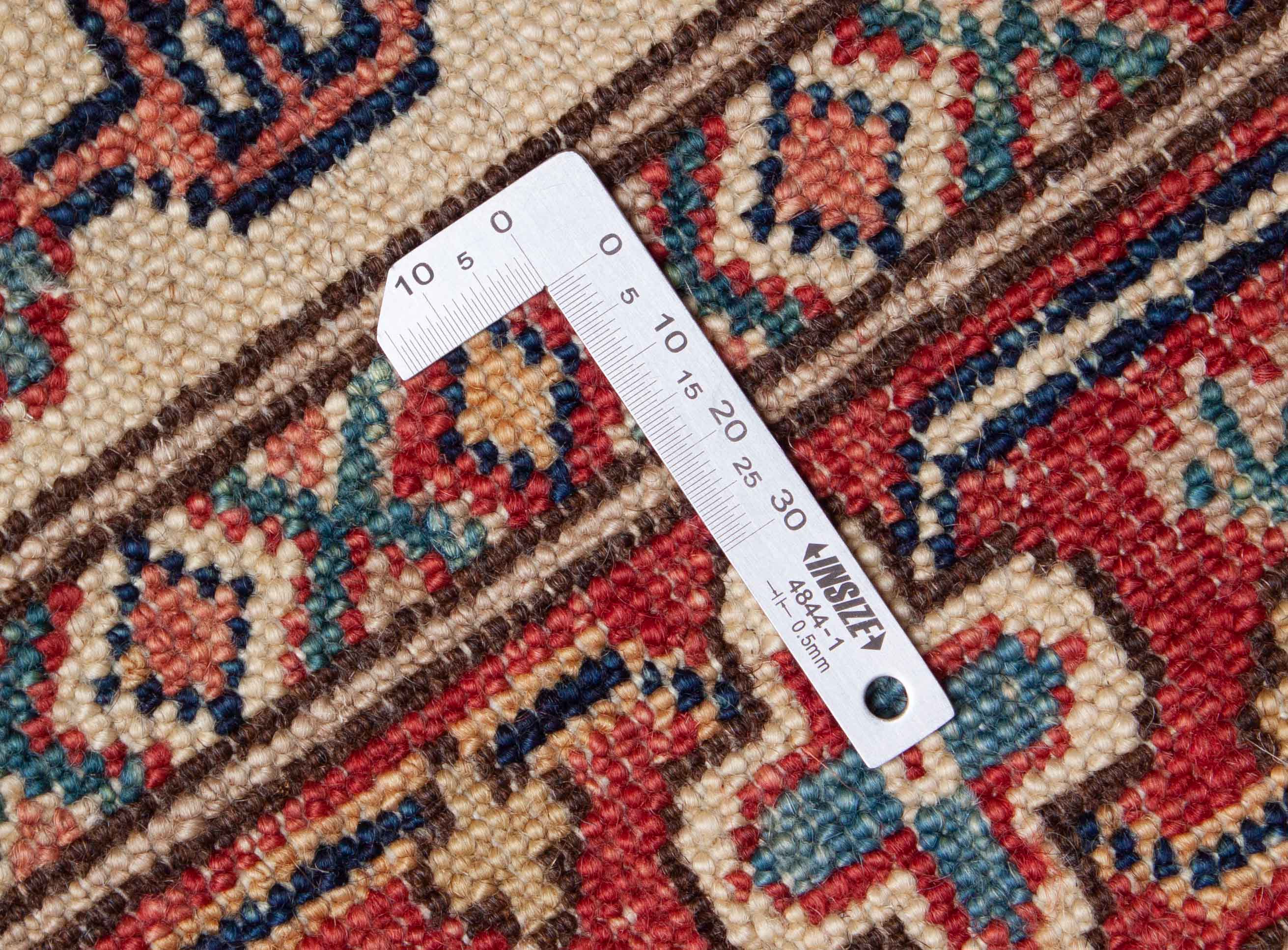 Eine Fotoaufnahme eines Kazak Teppichs.