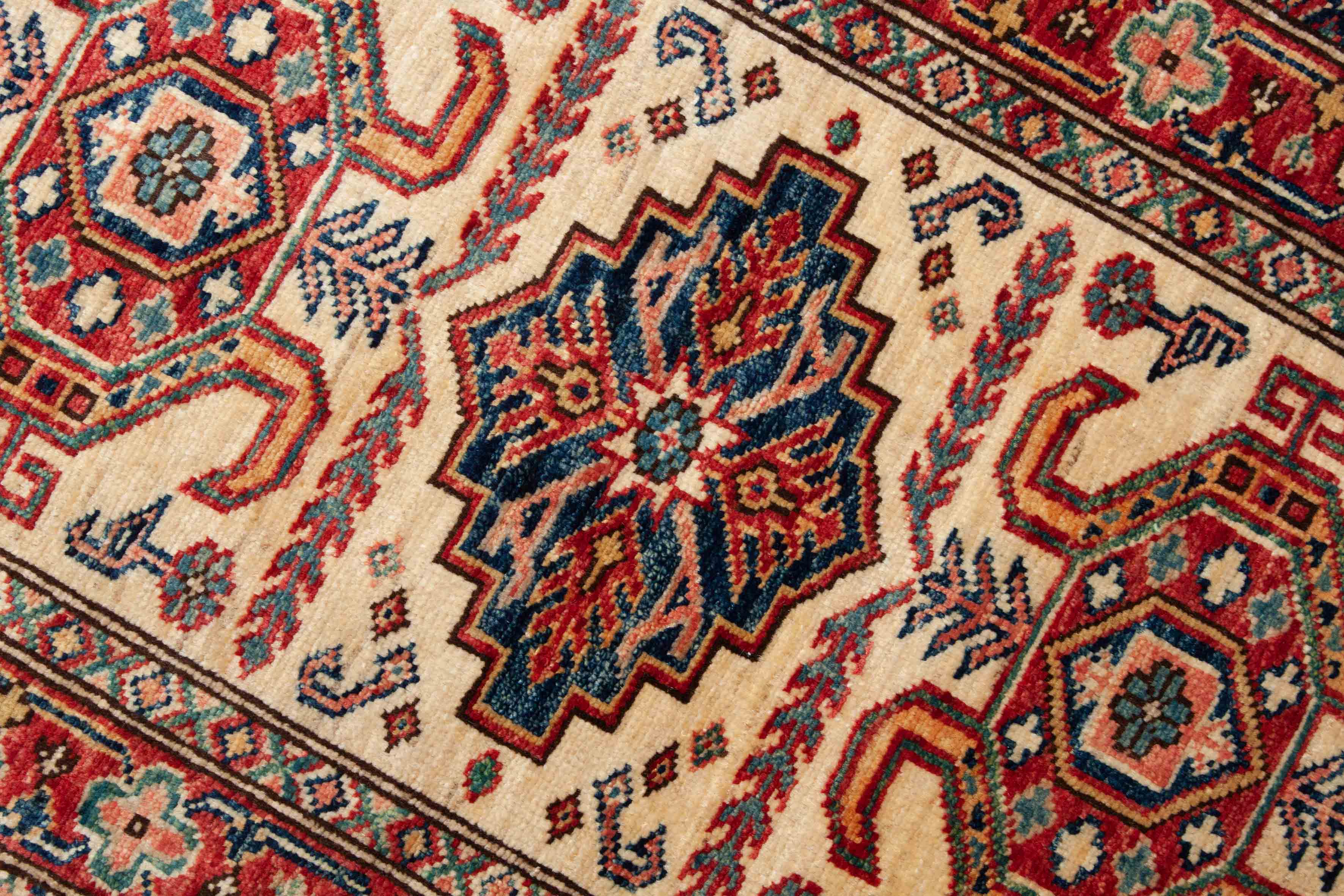 Eine Fotoaufnahme eines Kazak Teppichs.