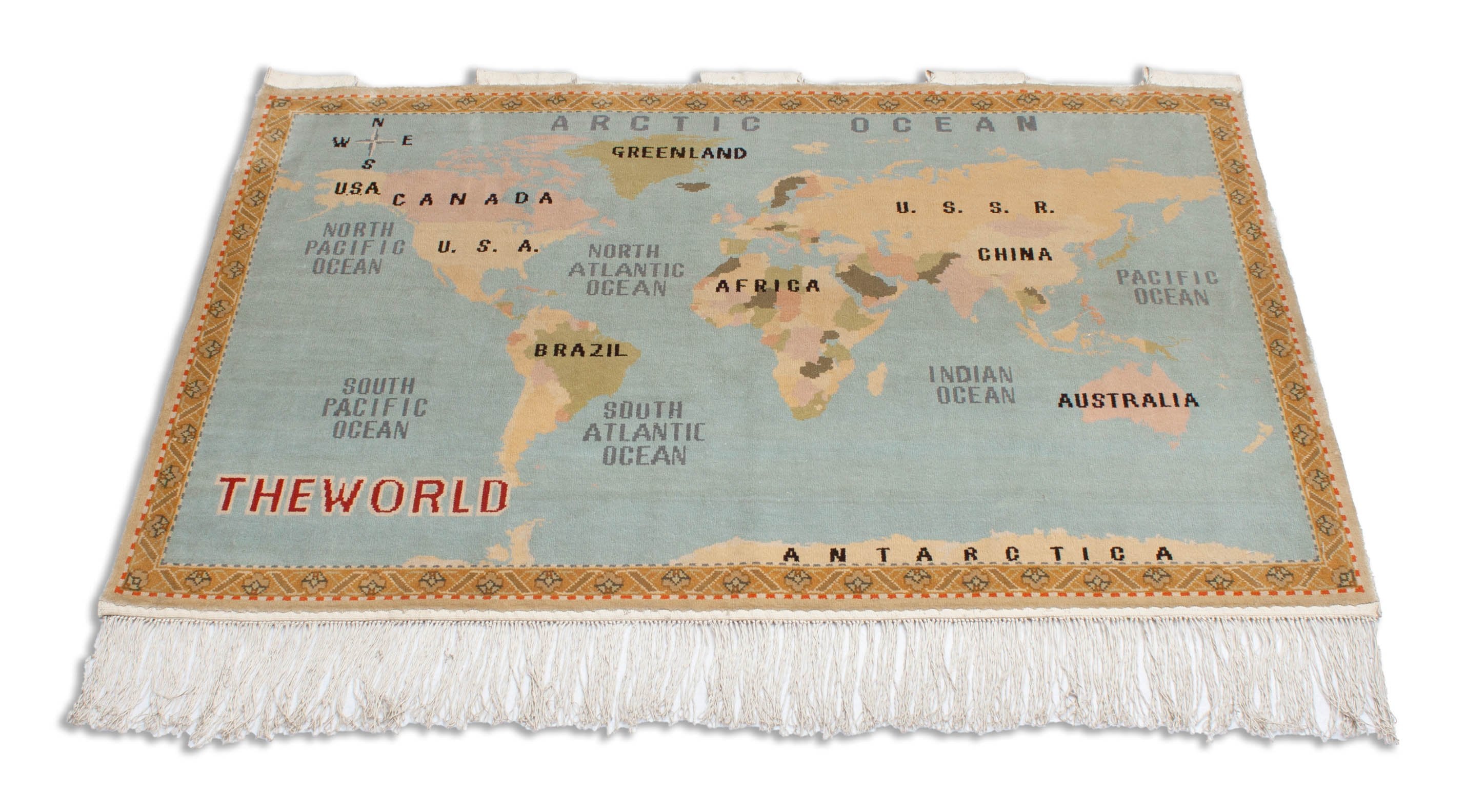 Eine Fotoaufnahme eines China Teppich Teppichs.