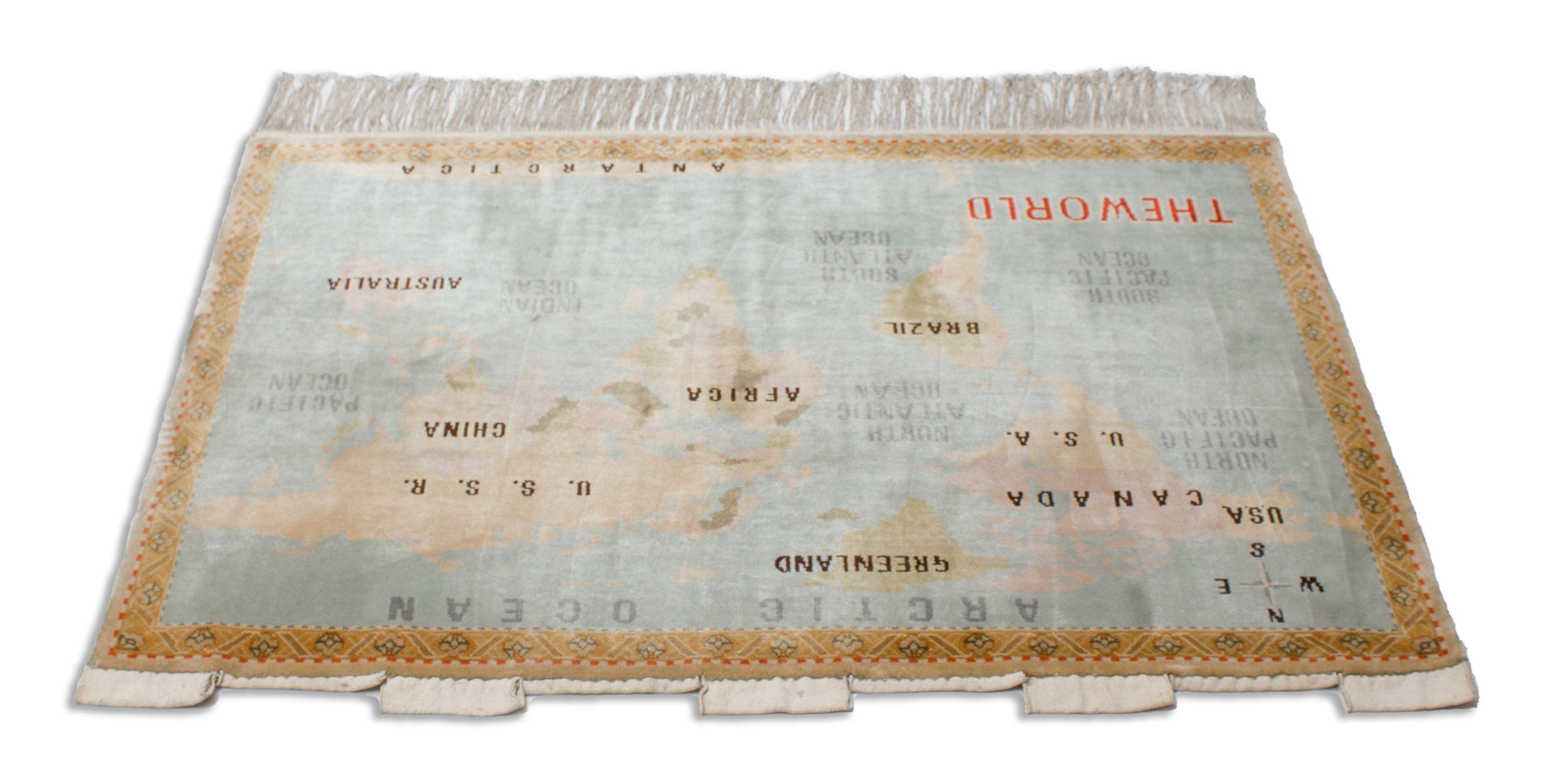 Eine Fotoaufnahme eines China Teppich Teppichs.