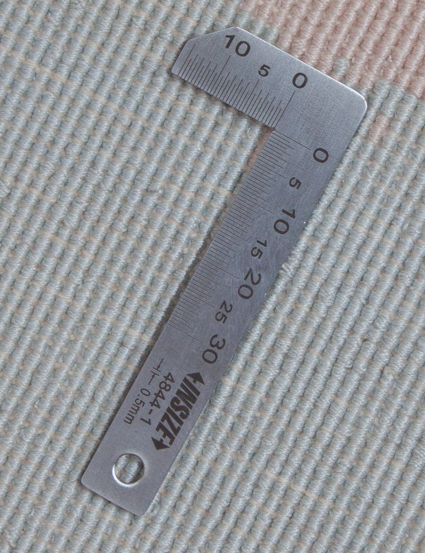 Eine Fotoaufnahme eines China Teppich Teppichs.