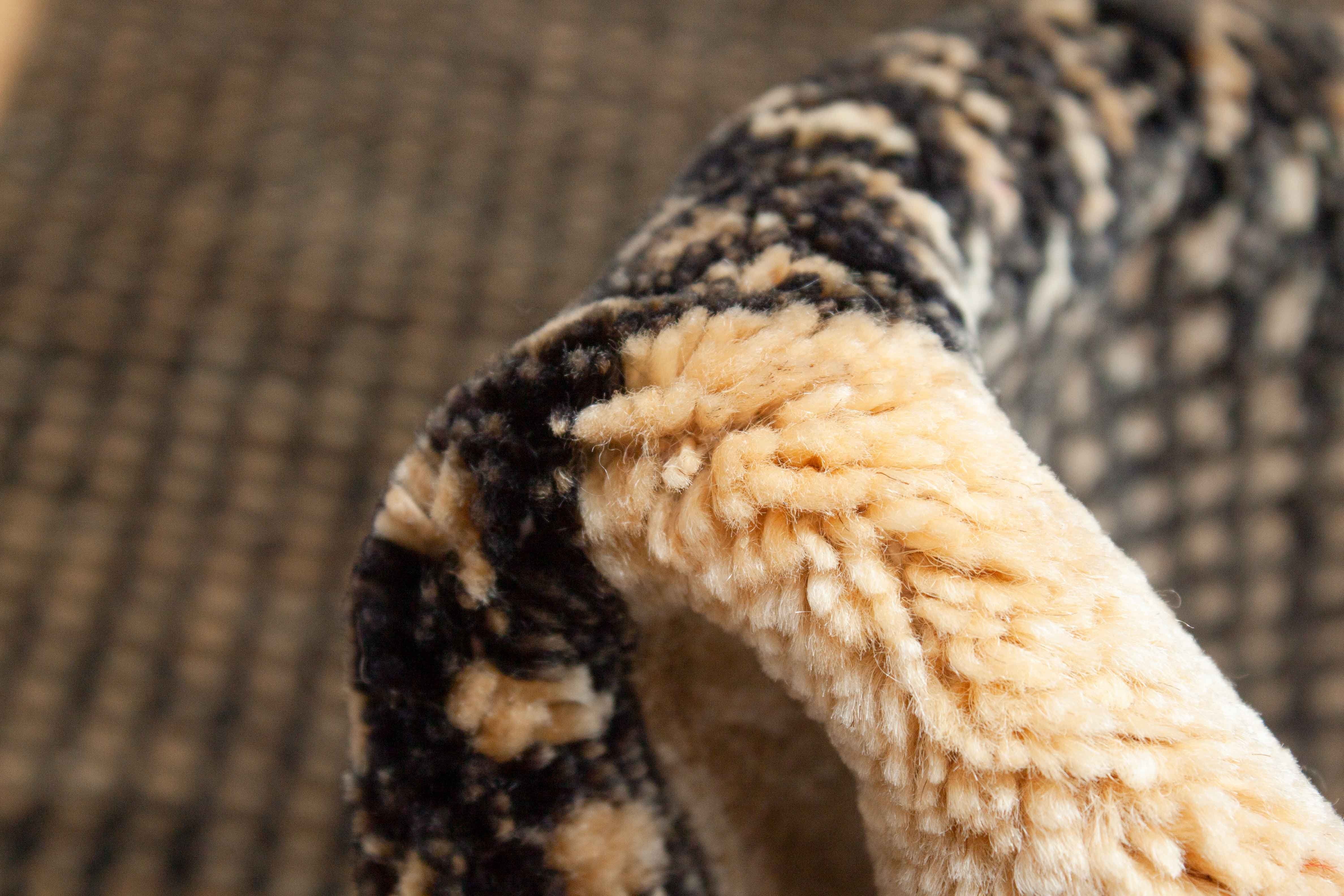 Eine Fotoaufnahme eines Lori Teppichs.