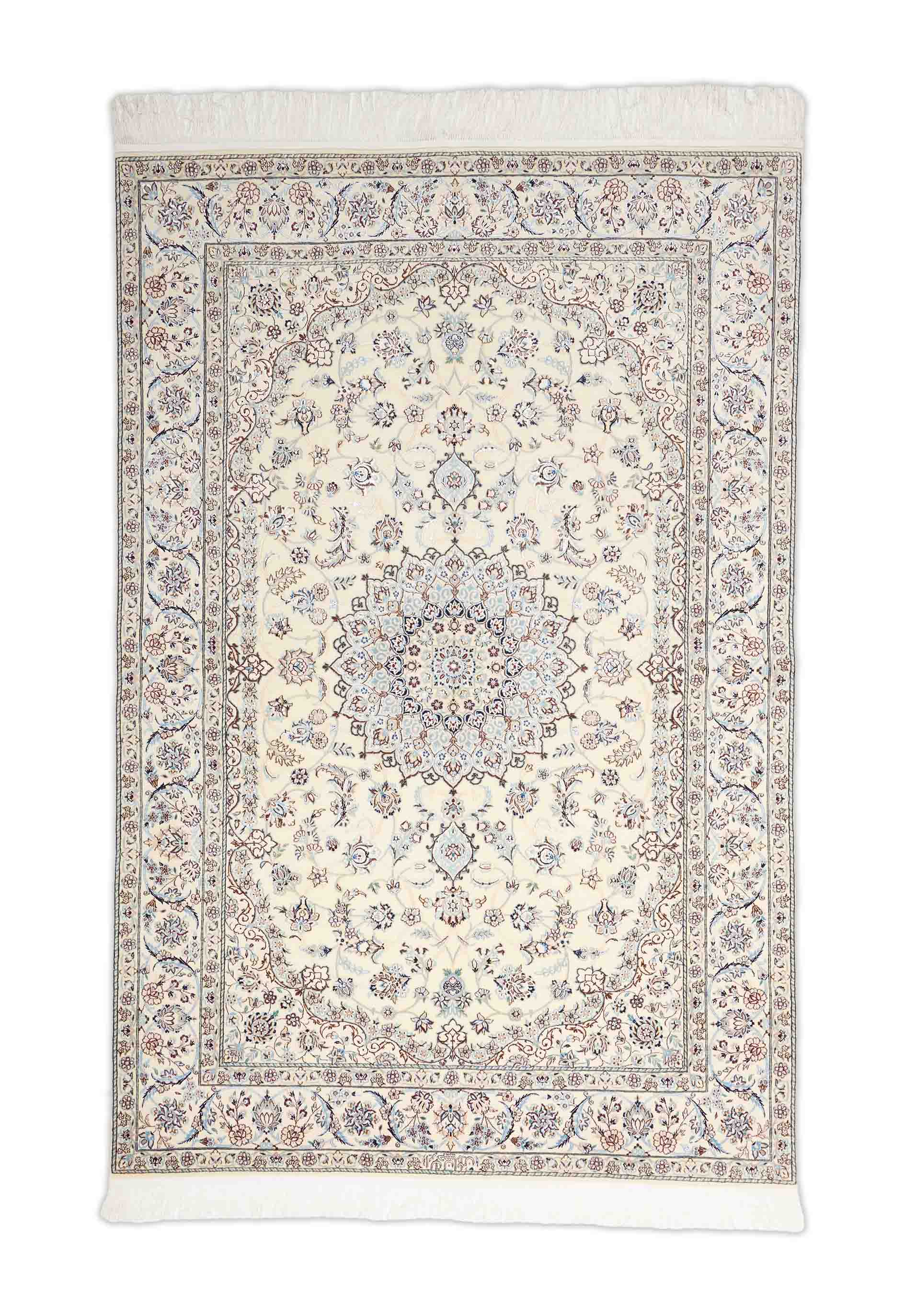 Floraler Nain Teppich in cremeweiß und 198 cm x 132 cm groß