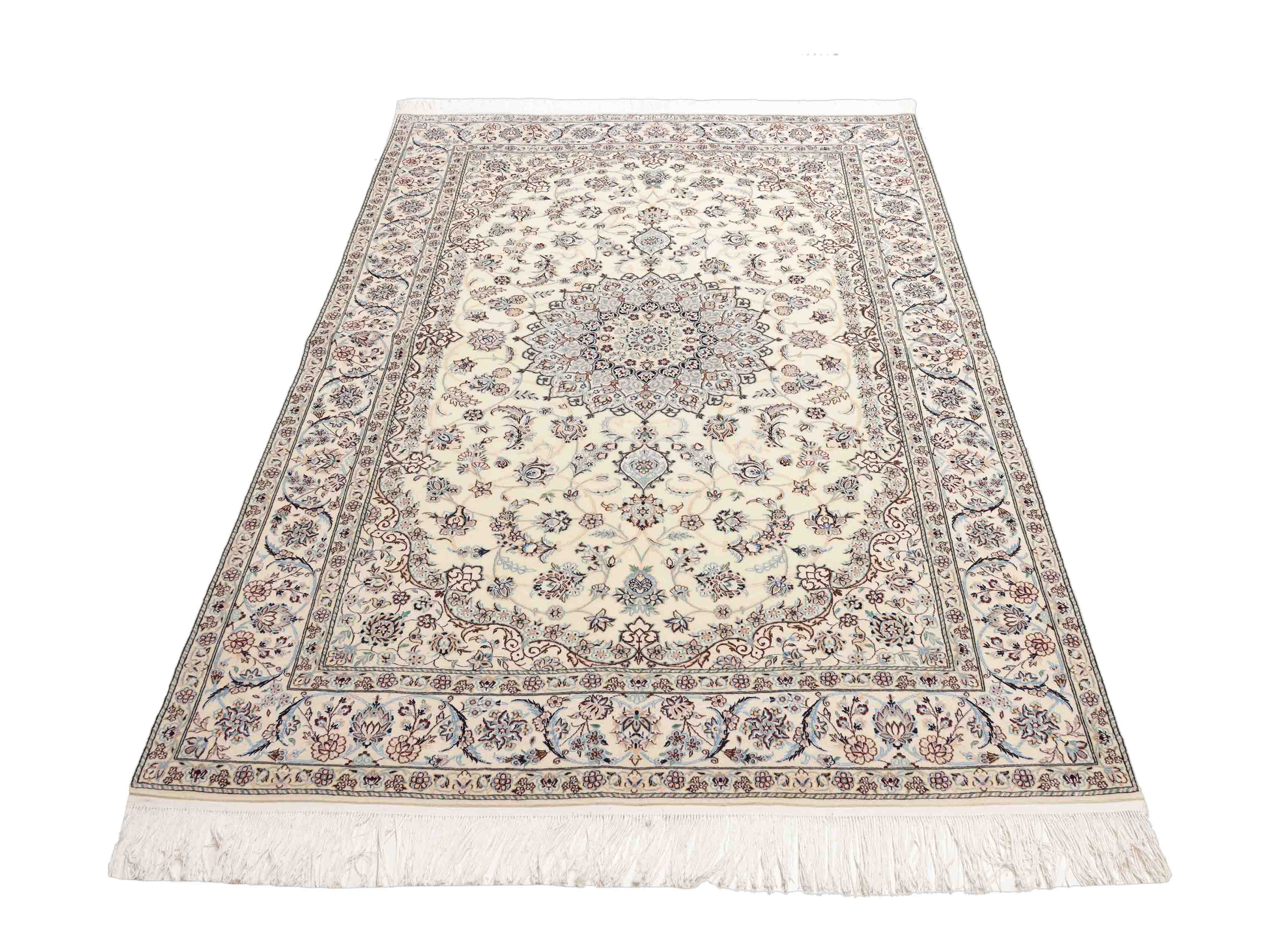 Floraler Nain Teppich in cremeweiß und 198 cm x 132 cm groß