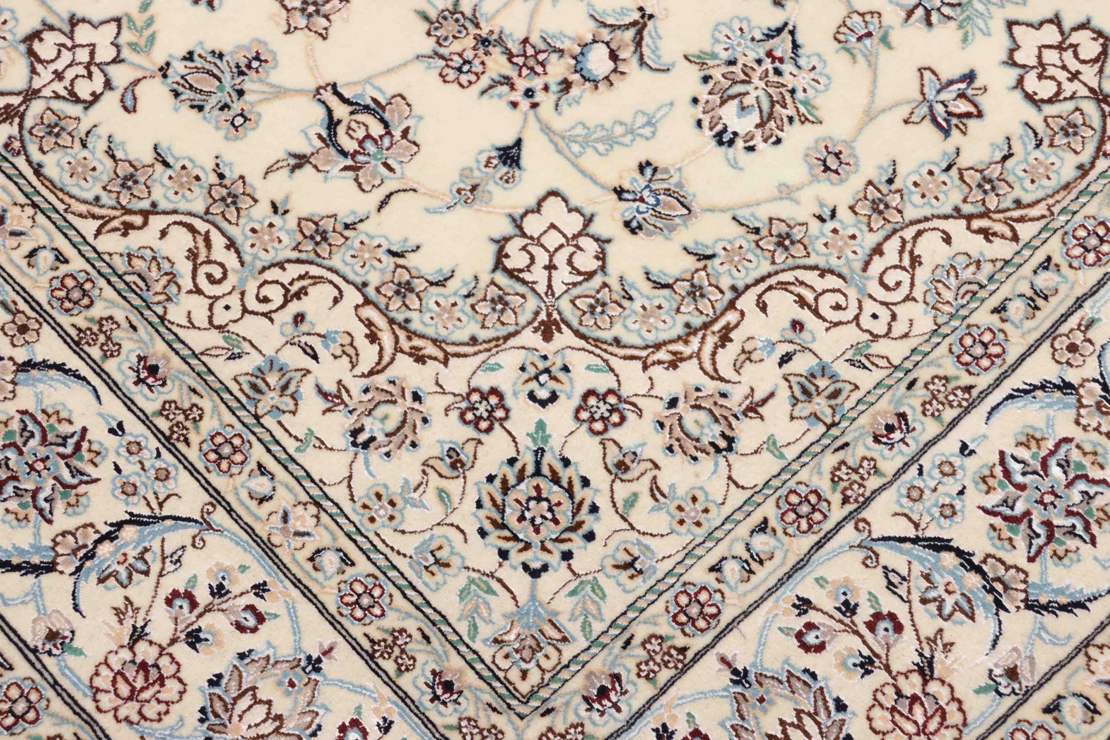 Floraler Nain Teppich in cremeweiß und 198 cm x 132 cm groß