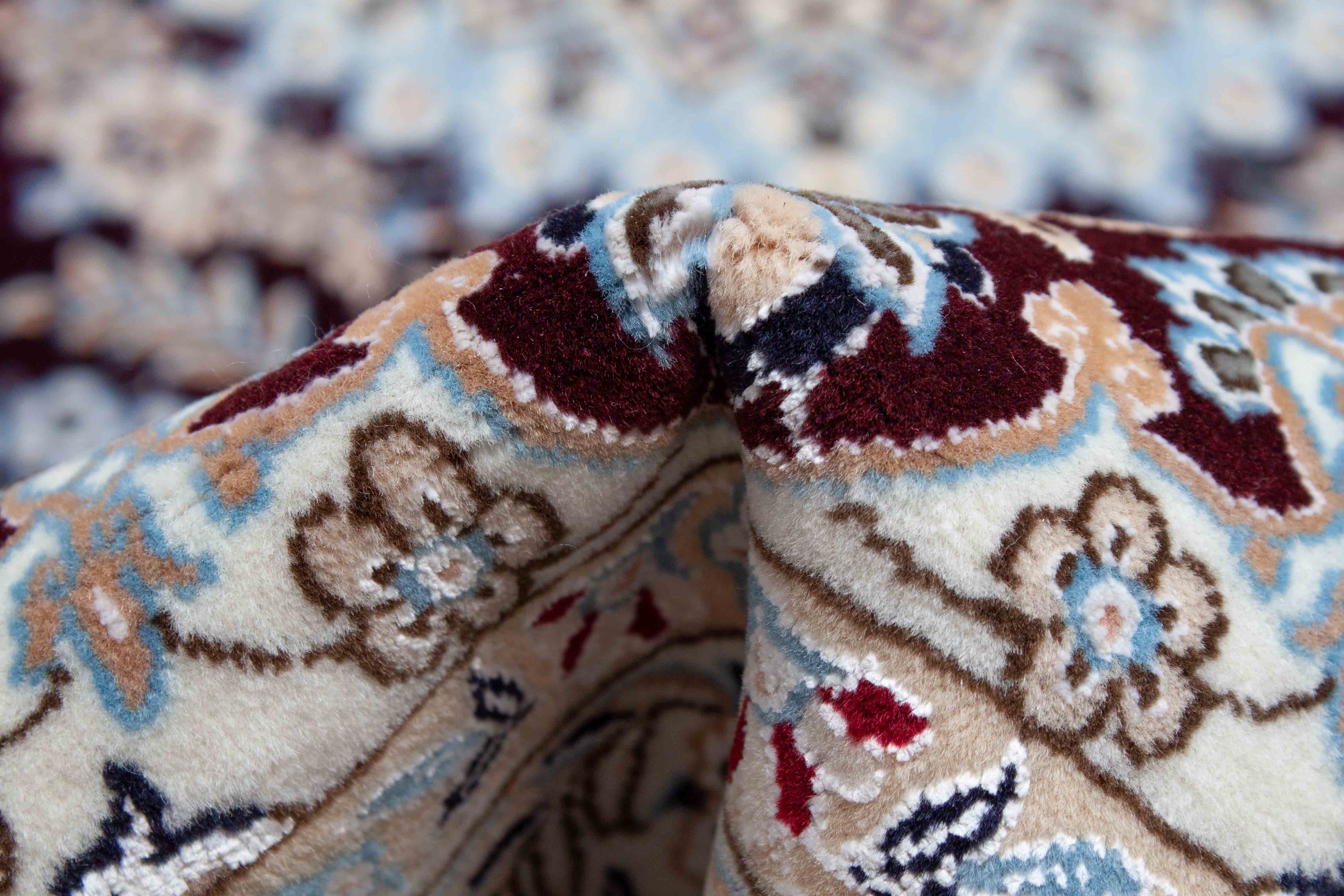 Nain Teppich in dunkelrot, cremeweiß und 182 cm x 118 cm groß