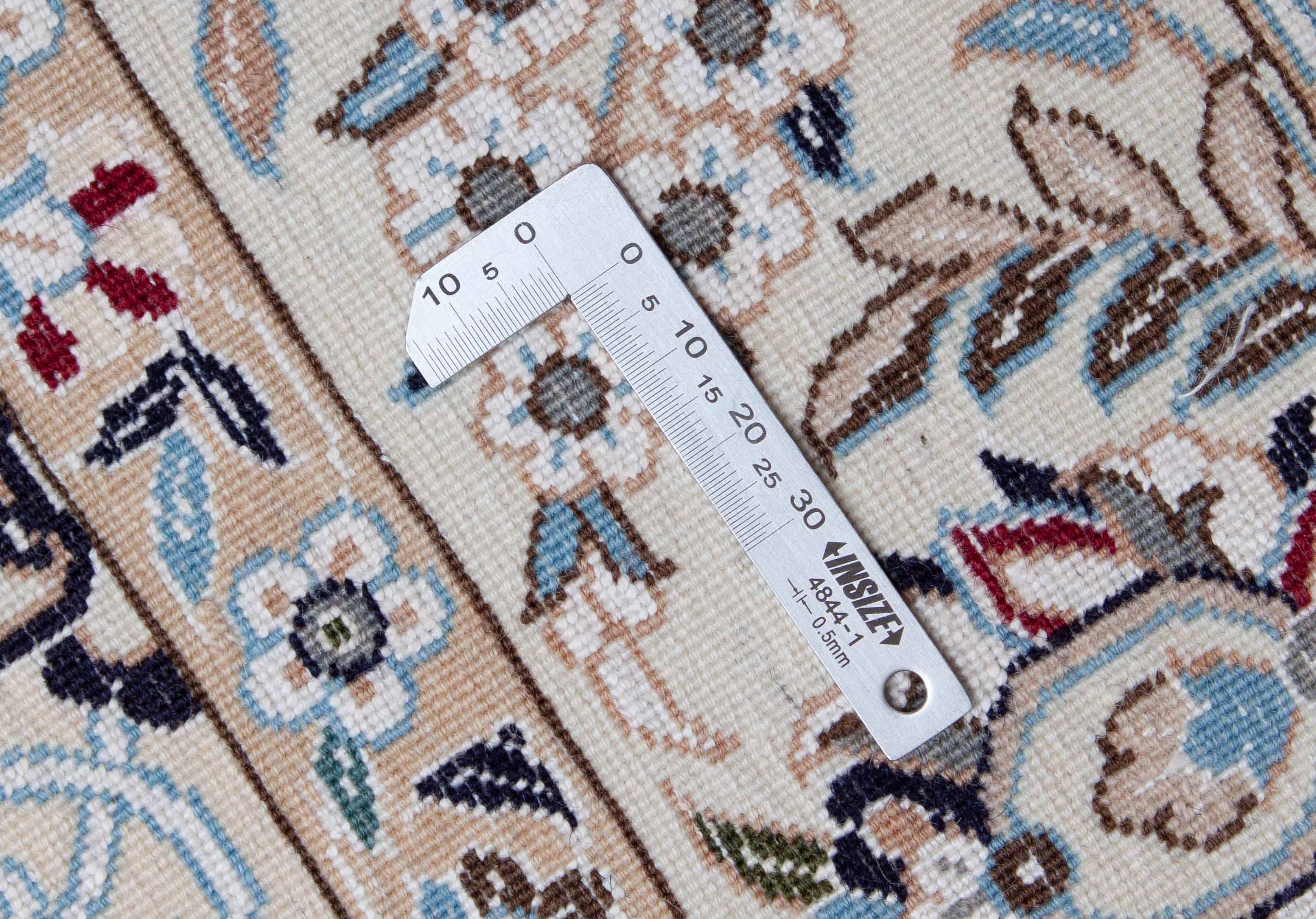 Nain Teppich in dunkelrot, cremeweiß und 182 cm x 118 cm groß