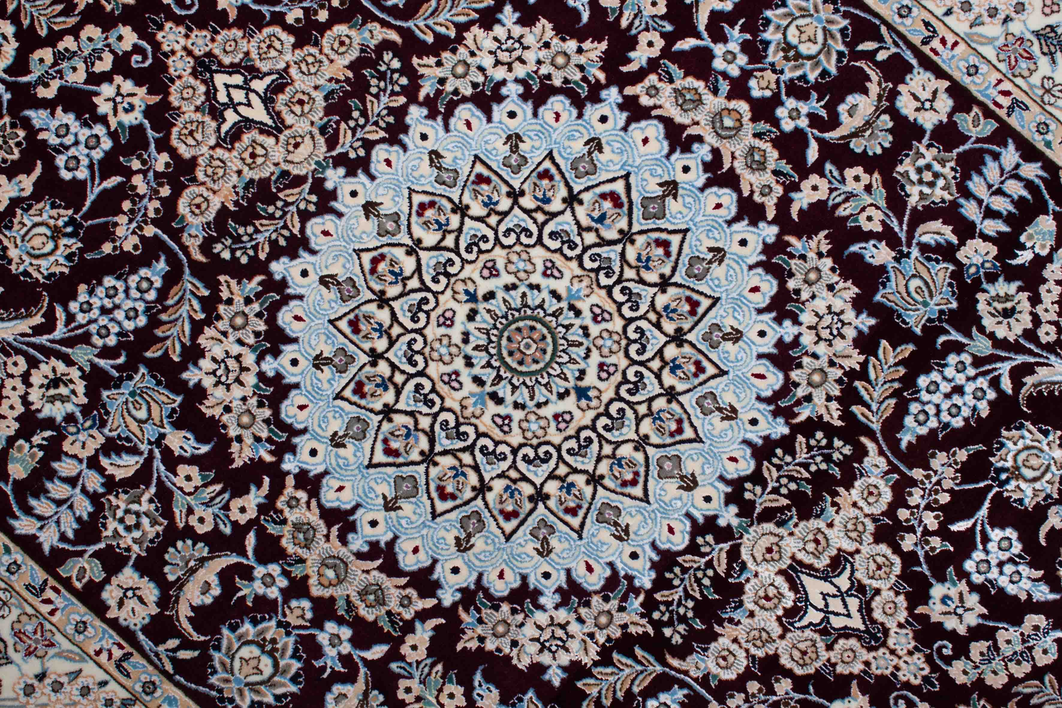 Nain Teppich in dunkelrot, cremeweiß und 182 cm x 118 cm groß