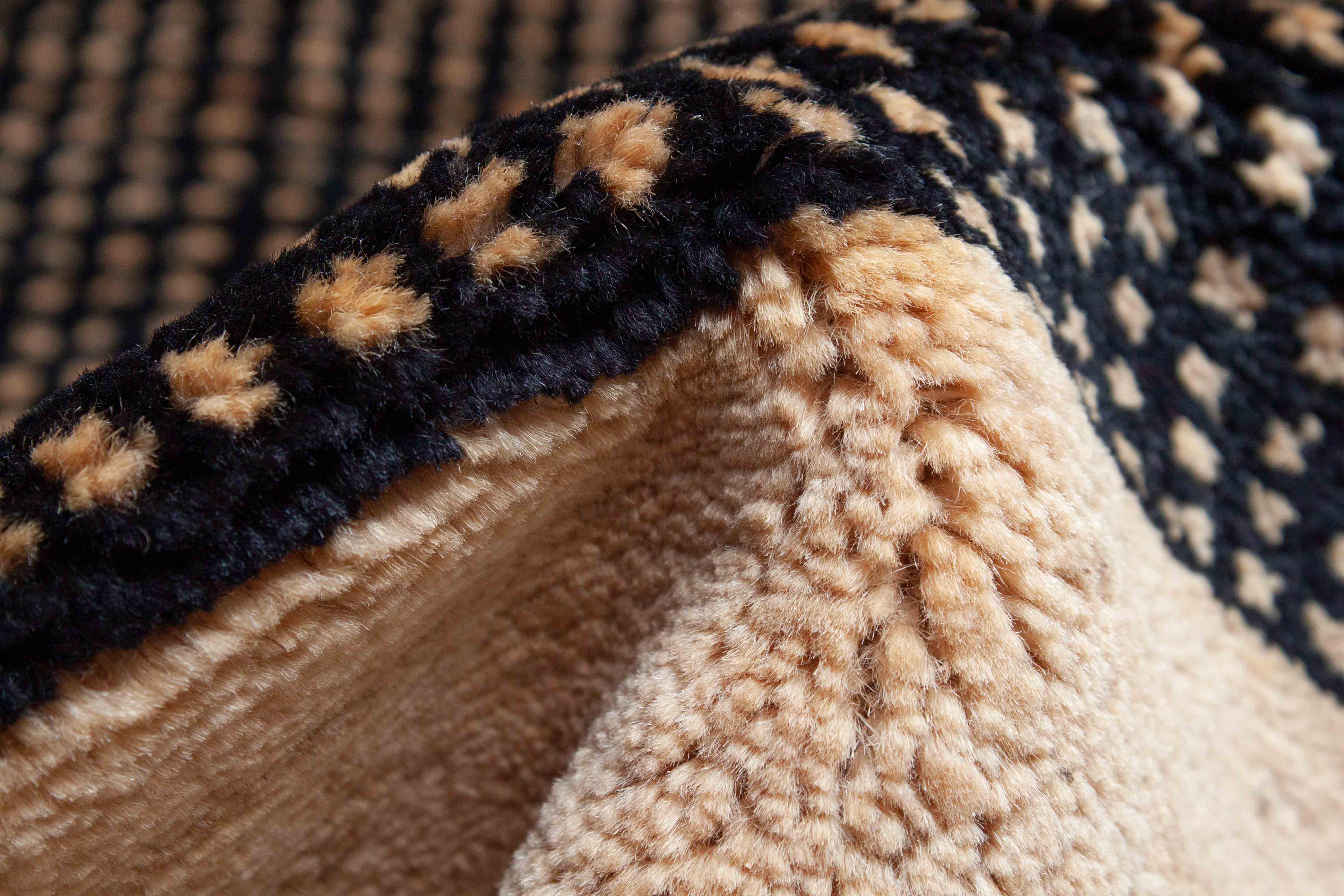 Eine Fotoaufnahme eines Lori Teppichs.