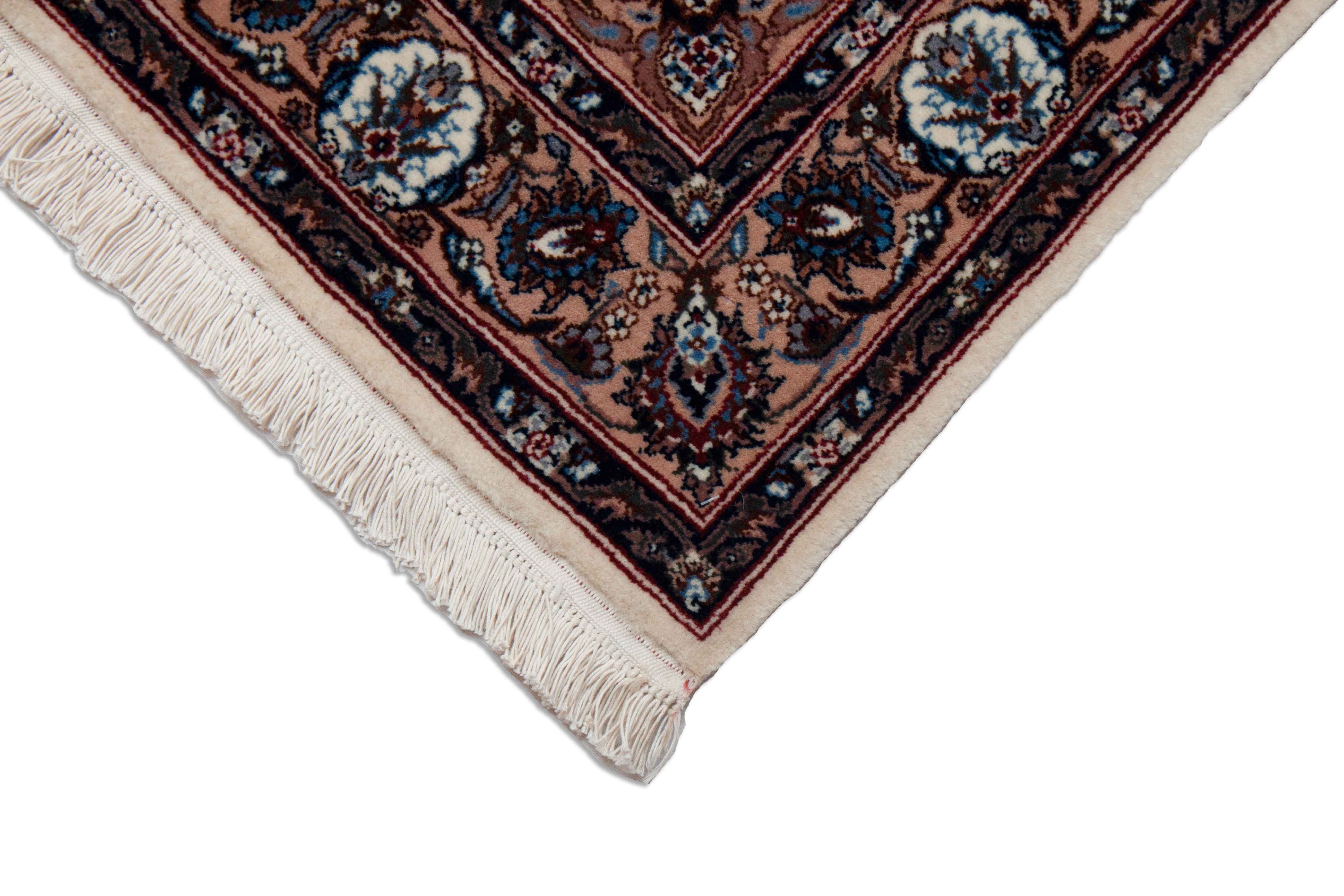 Eine Fotoaufnahme eines Keshan Teppichs.