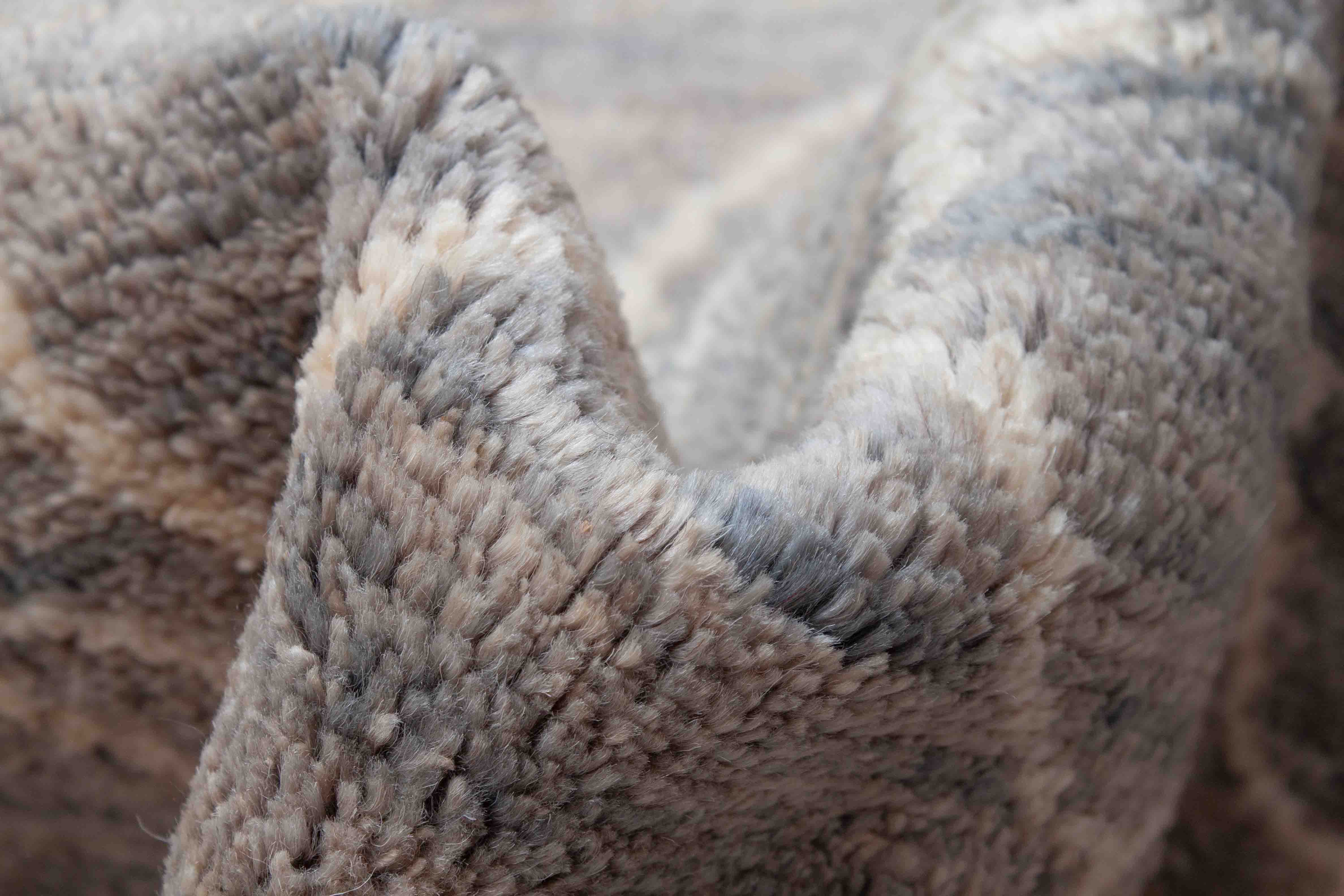 Moderner Beni Berber Teppich in hellgrau und 305 cm x 208 cm groß