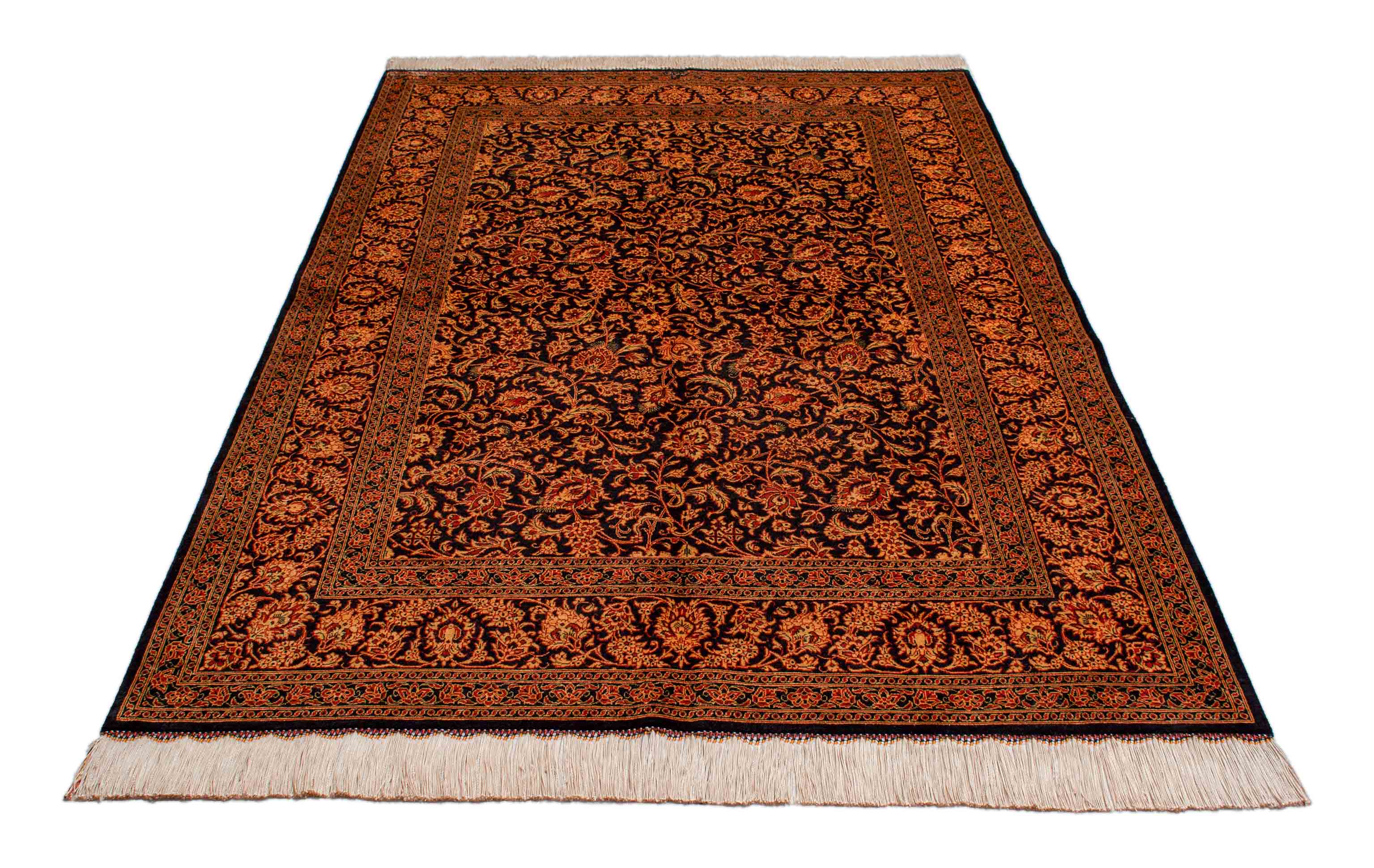 Eine Fotoaufnahme eines Ghom Teppichs.