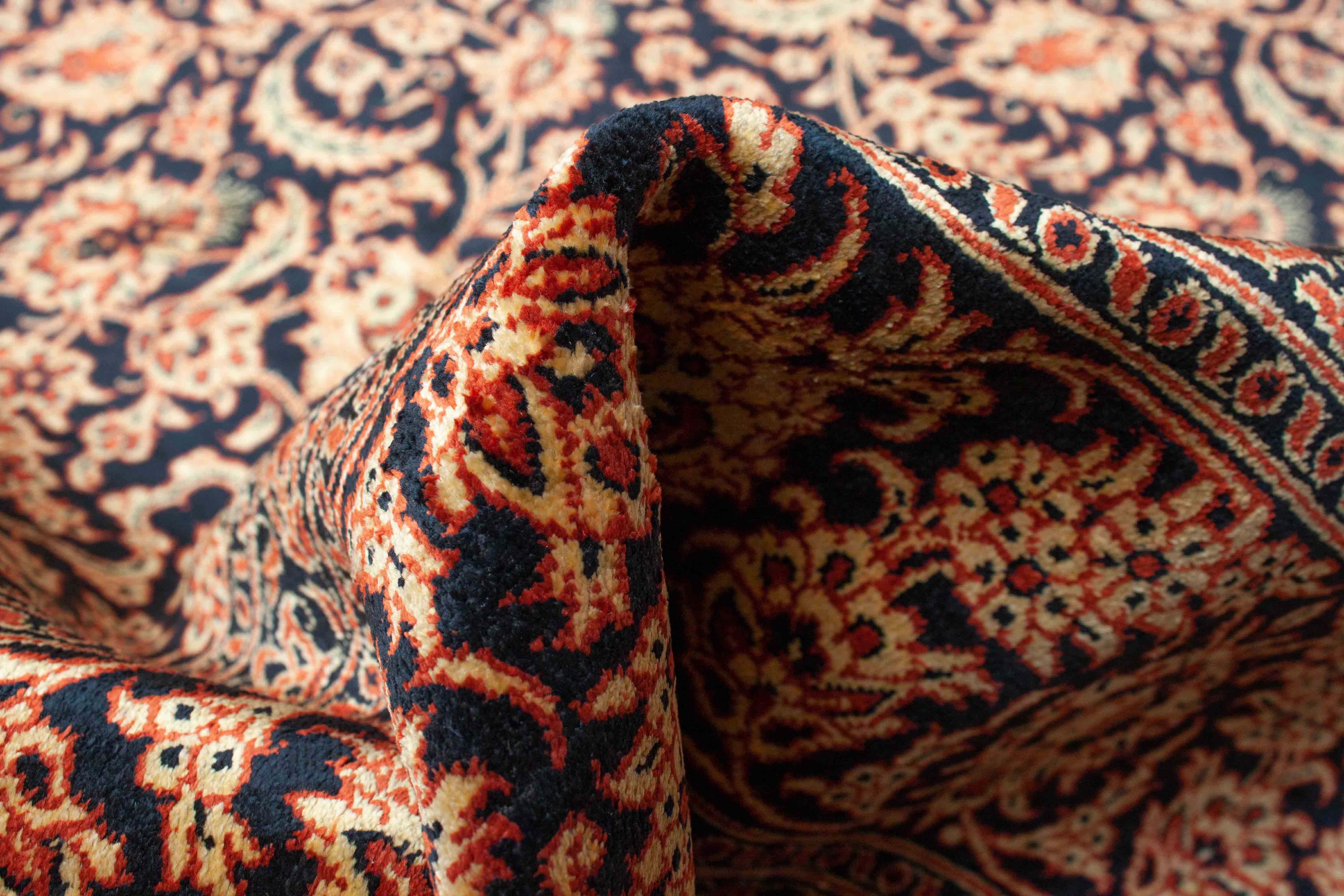 Eine Fotoaufnahme eines Ghom Teppichs.