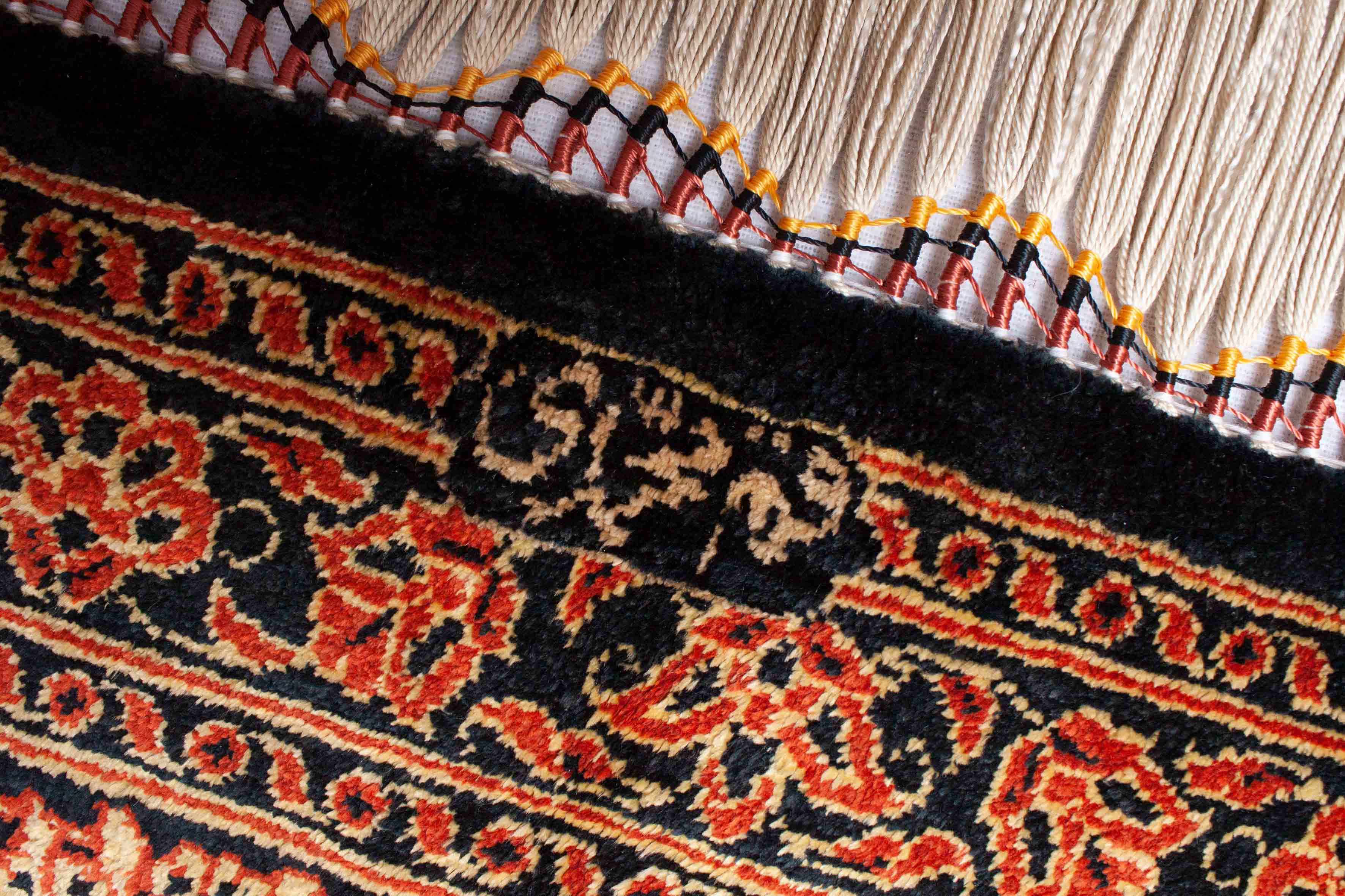 Eine Fotoaufnahme eines Ghom Teppichs.