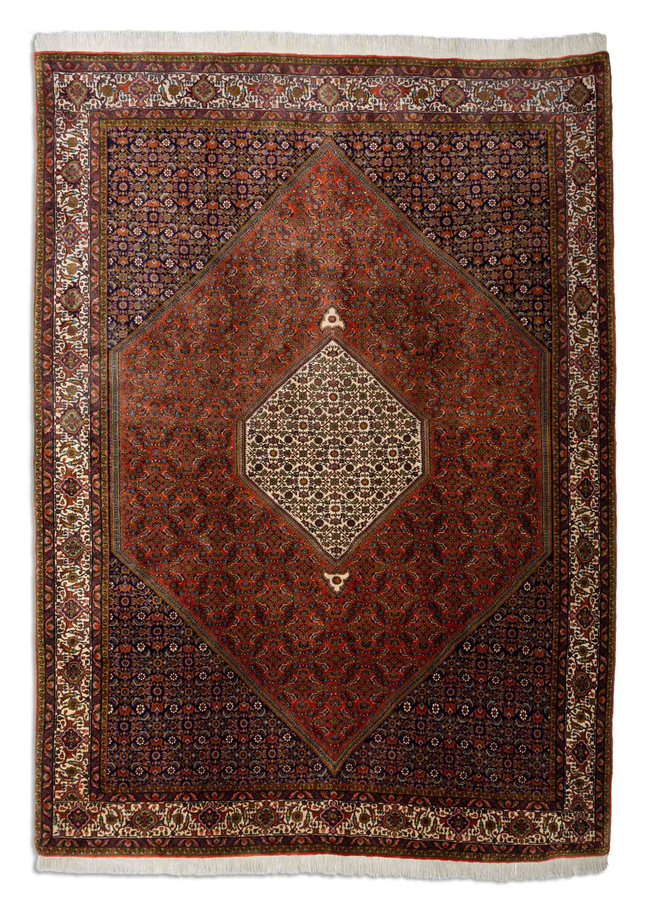 Eine Fotoaufnahme eines Bidjar Teppichs.