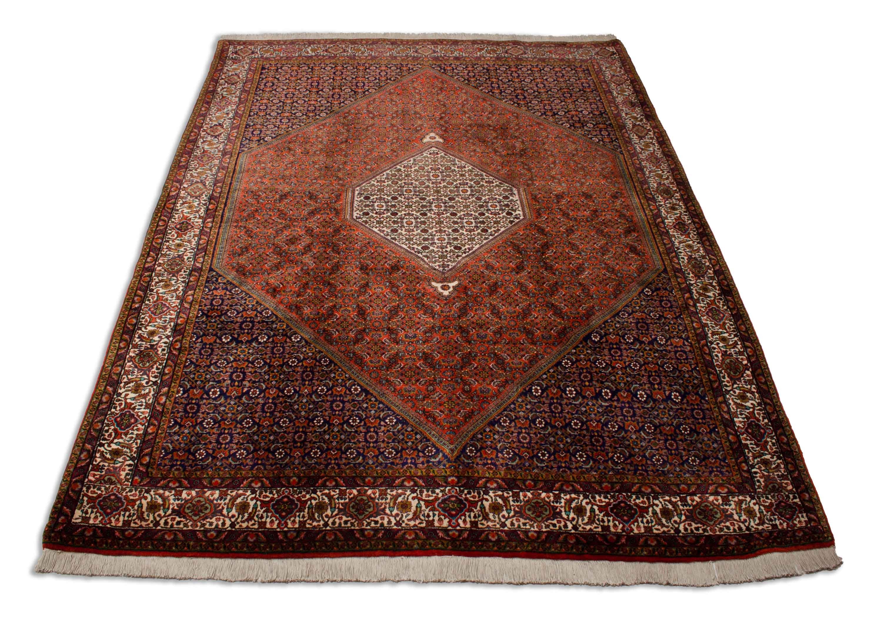 Eine Fotoaufnahme eines Bidjar Teppichs.