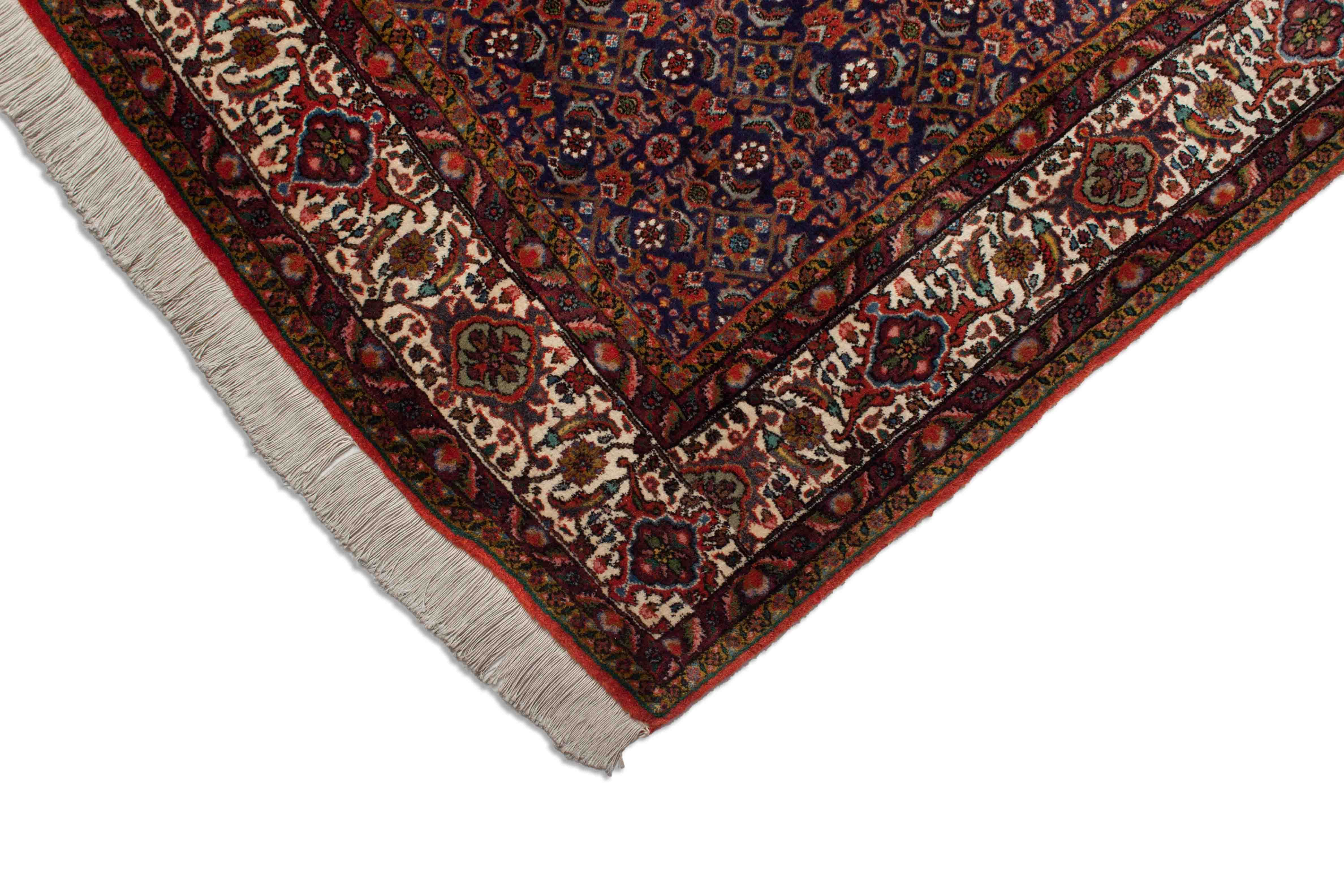 Eine Fotoaufnahme eines Bidjar Teppichs.