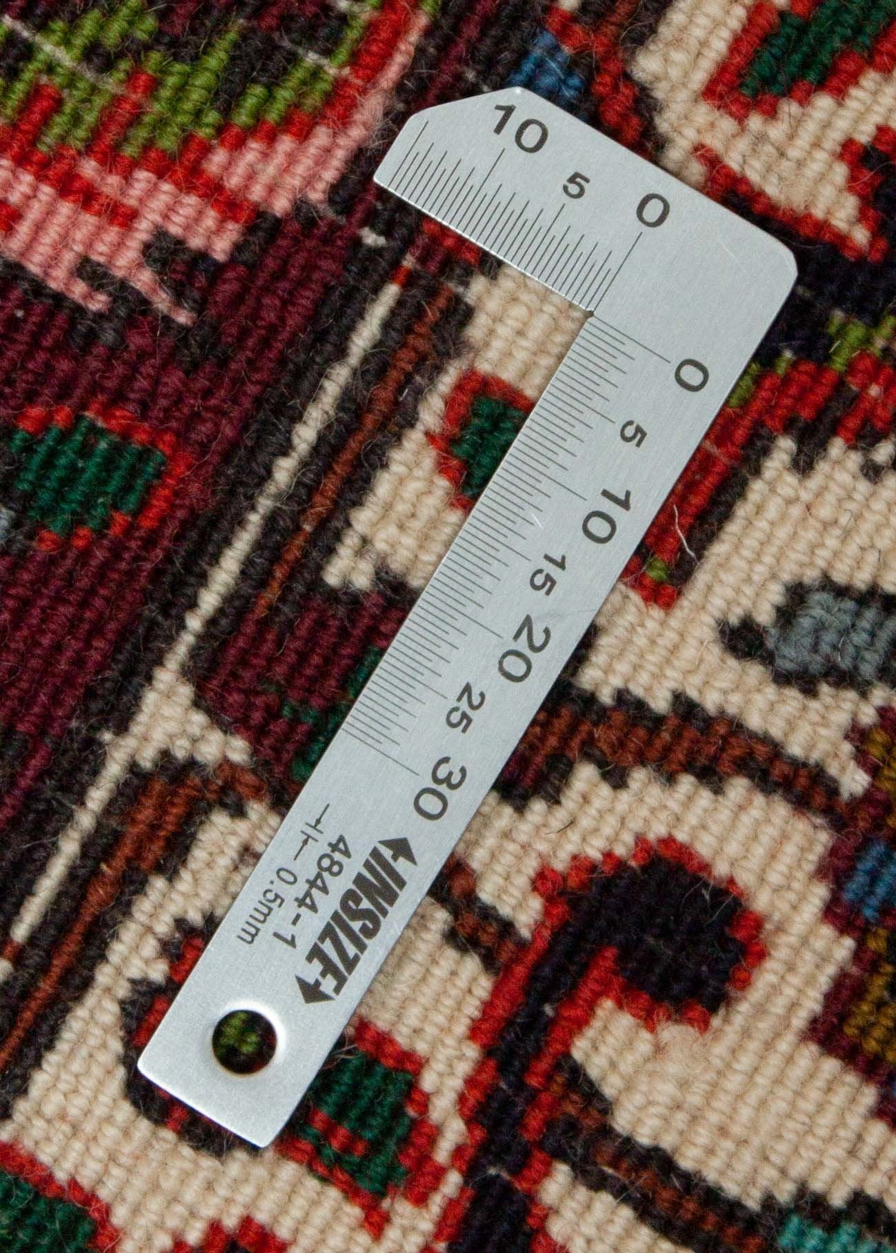 Eine Fotoaufnahme eines Bidjar Teppichs.