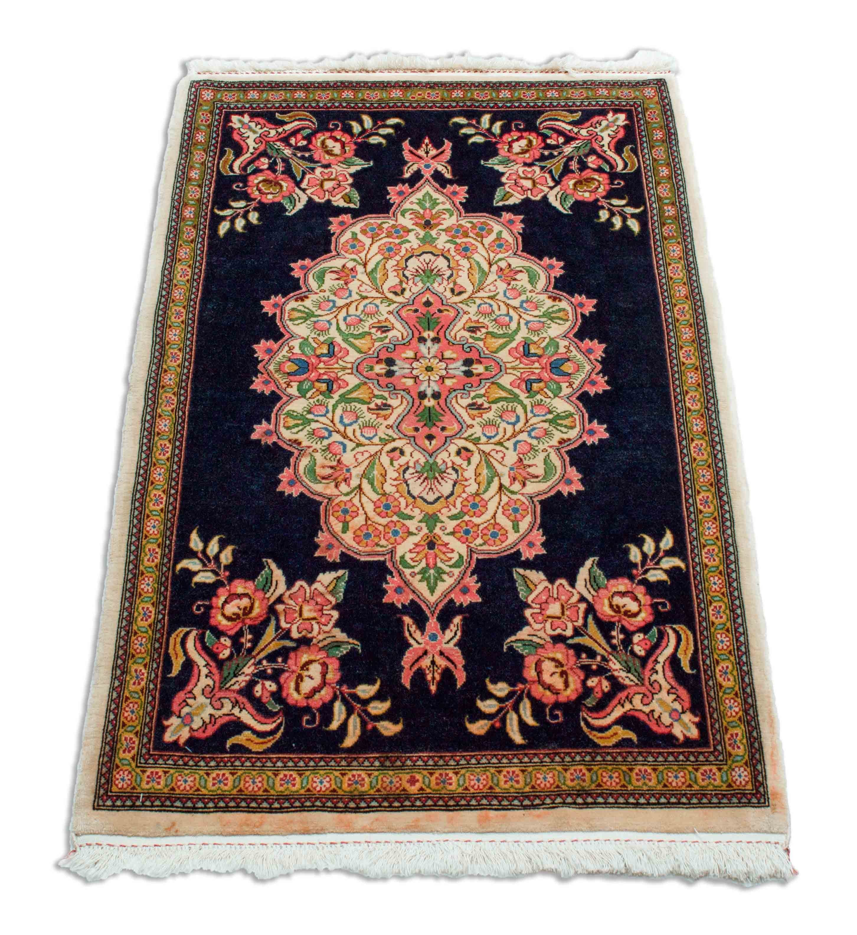 Eine Fotoaufnahme eines Sarough Teppichs.