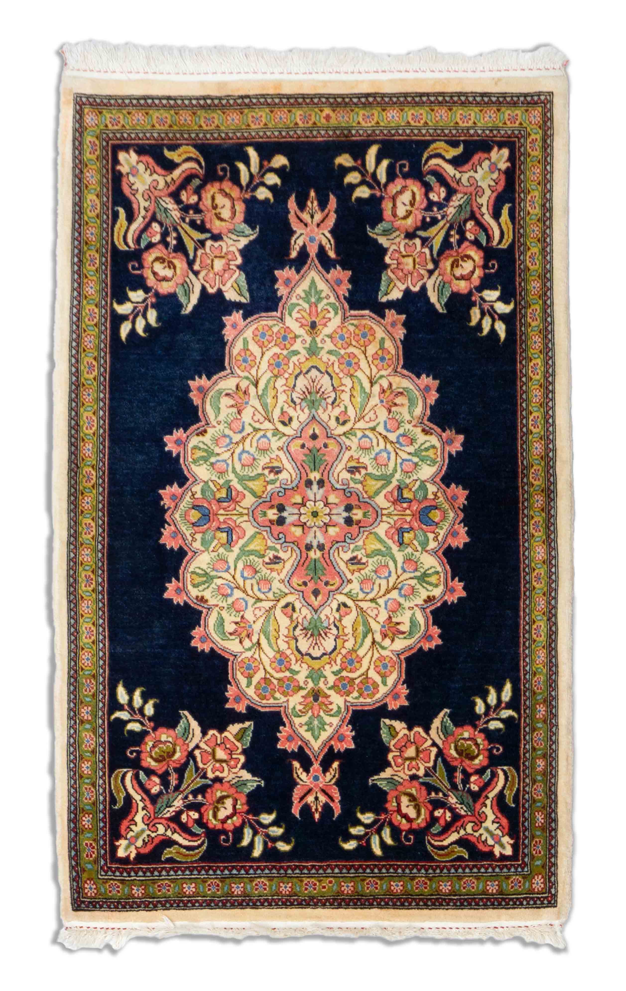 Eine Fotoaufnahme eines Sarough Teppichs.