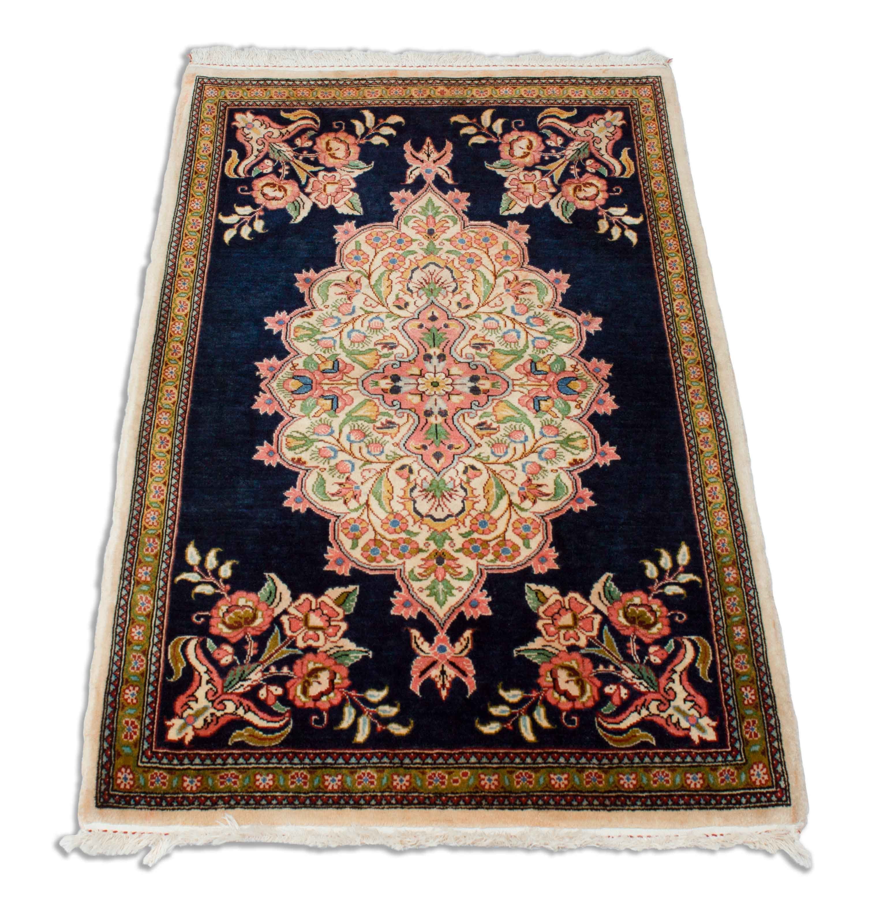 Eine Fotoaufnahme eines Sarough Teppichs.