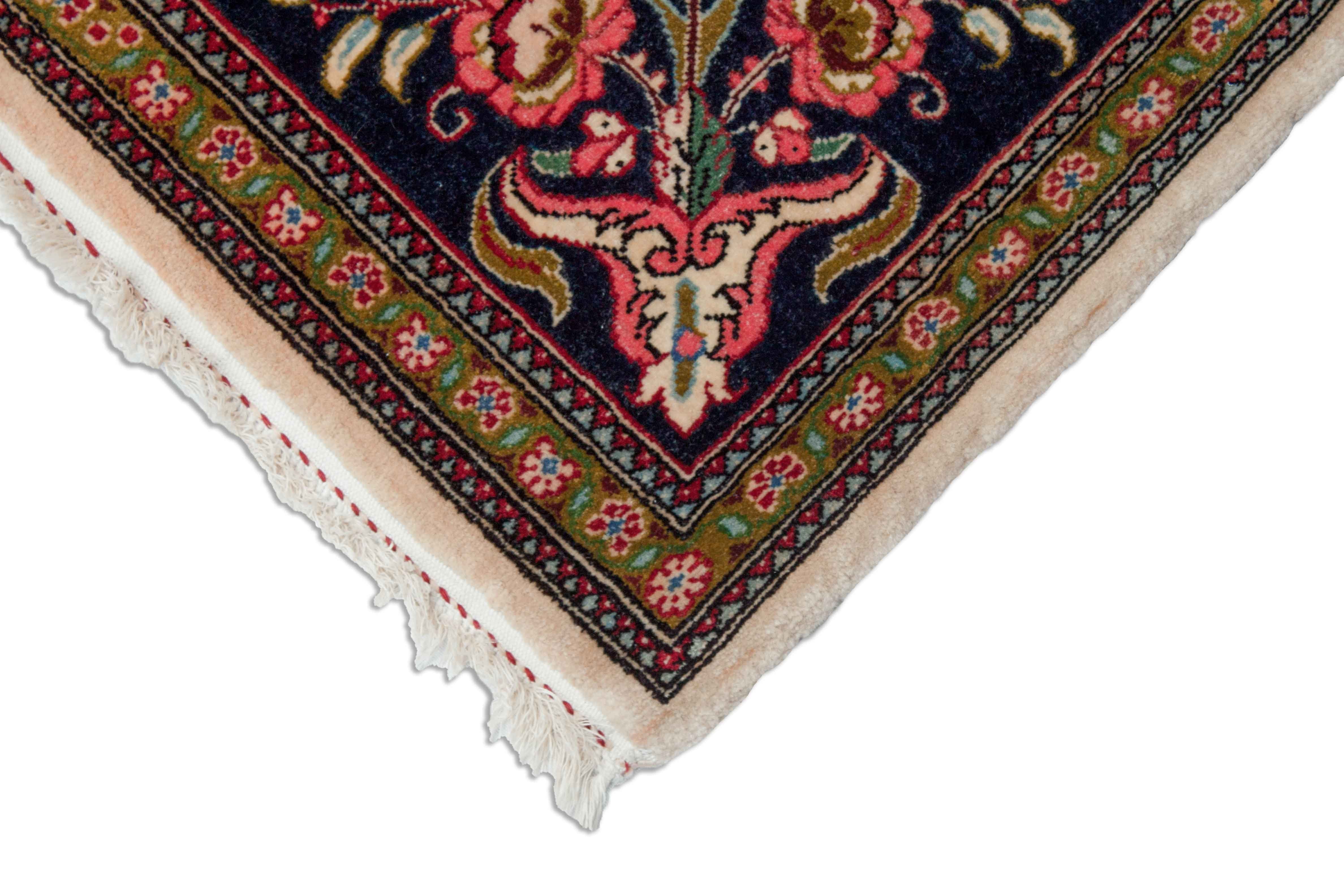 Eine Fotoaufnahme eines Sarough Teppichs.