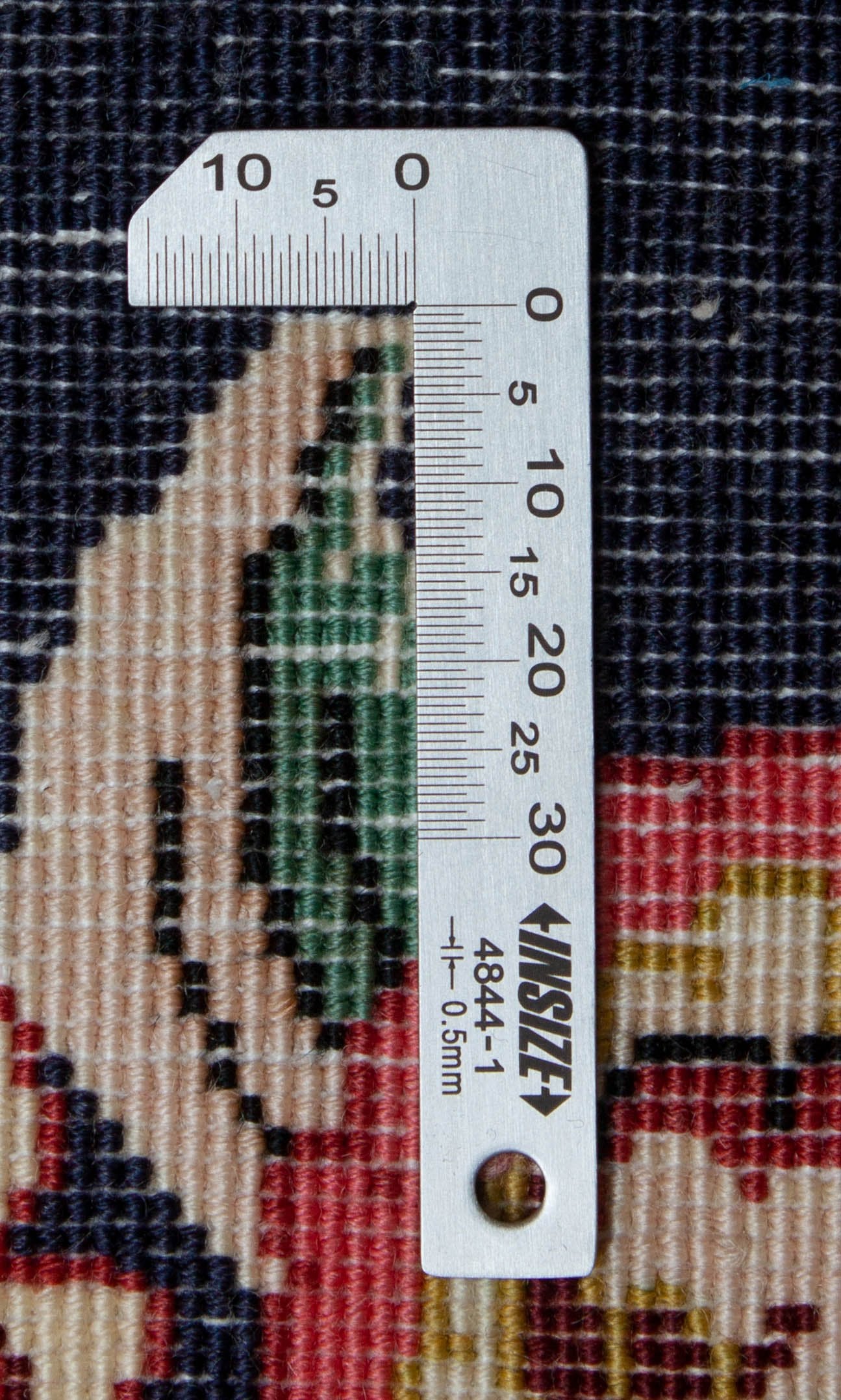 Eine Fotoaufnahme eines Sarough Teppichs.