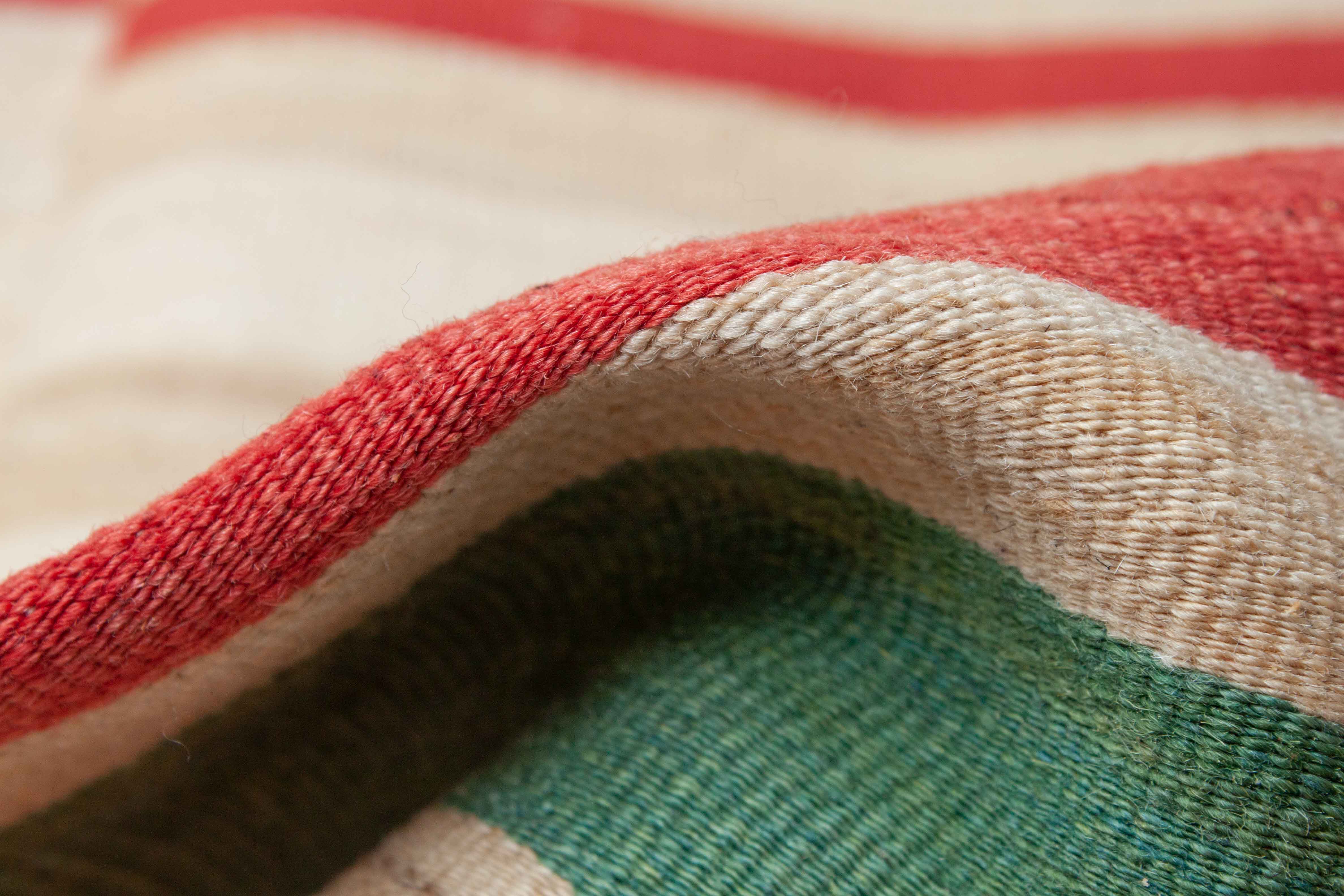 Eine Fotoaufnahme eines Kelim Teppichs.