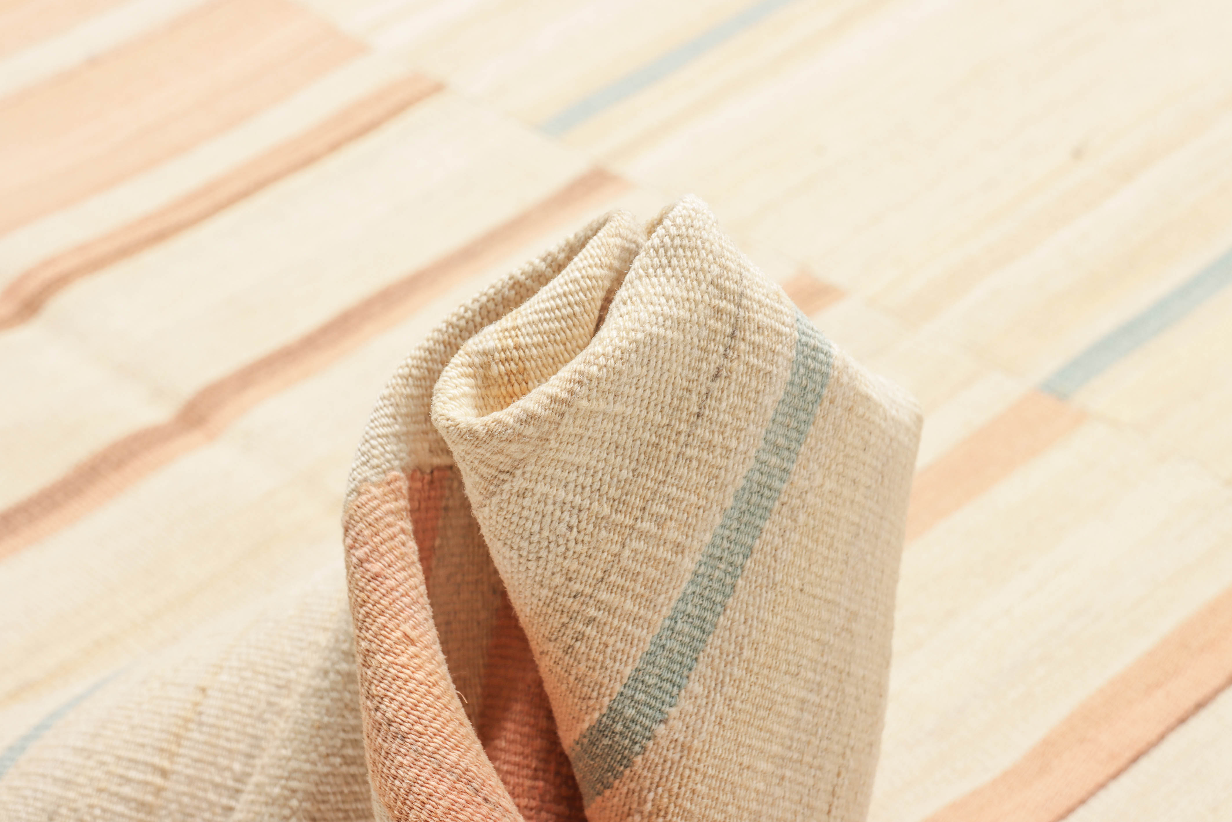 Geometrischer Kelim Teppich mit Streifen in beige und 236 cm x 160 cm groß
