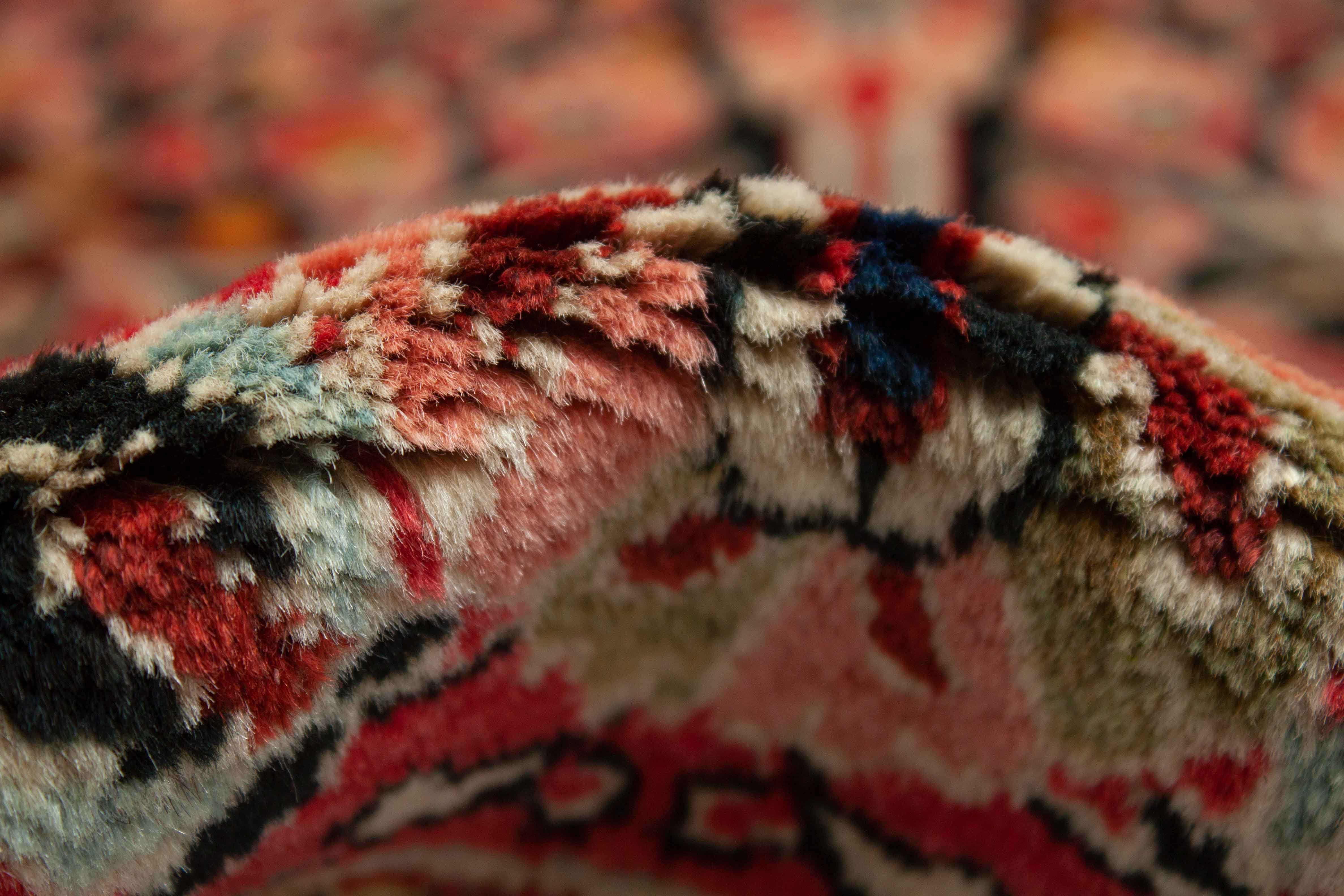 Eine Fotoaufnahme eines Re-Import Sarough Teppichs.