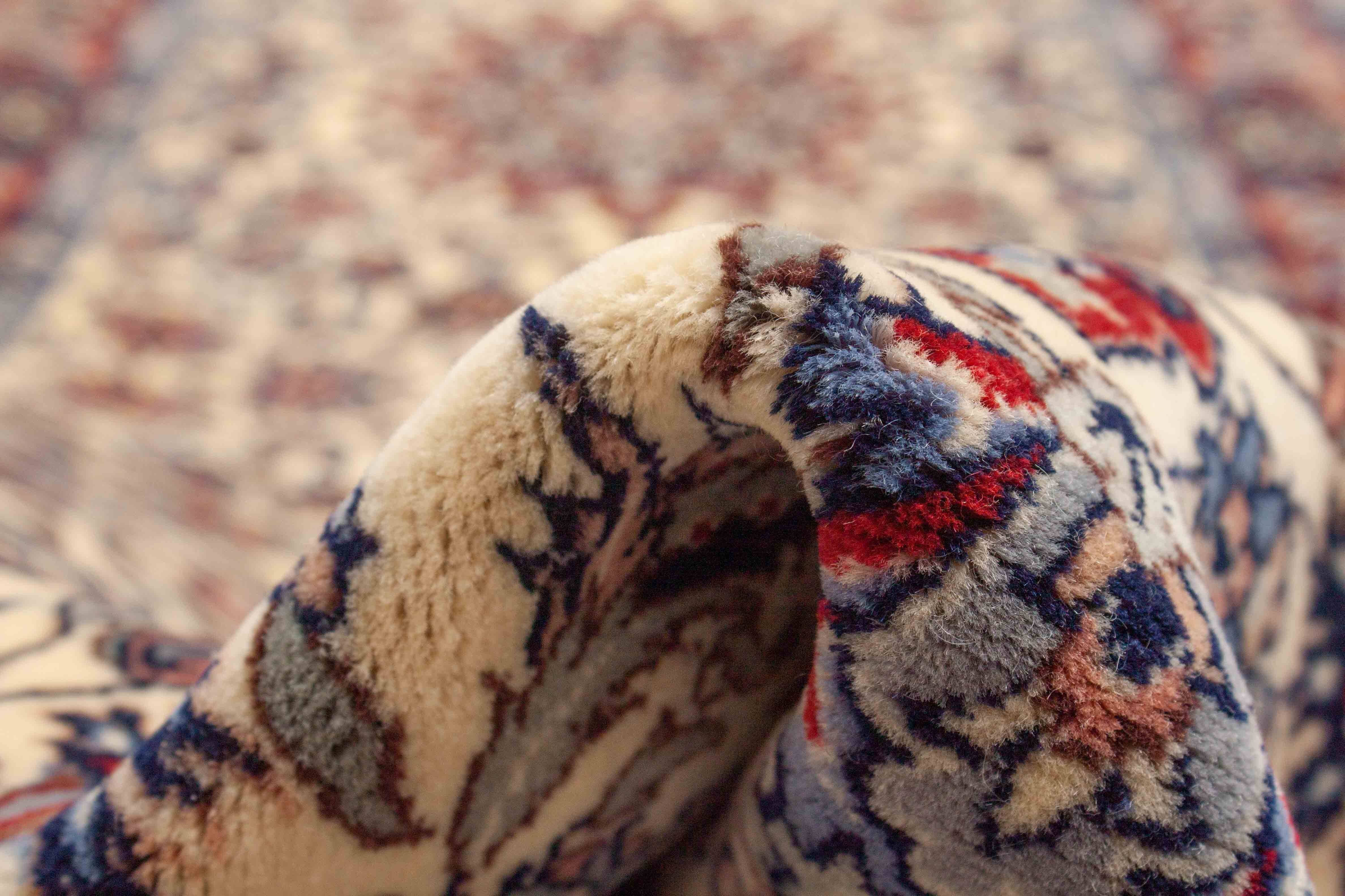 Eine Fotoaufnahme eines Täbriz Teppichs.