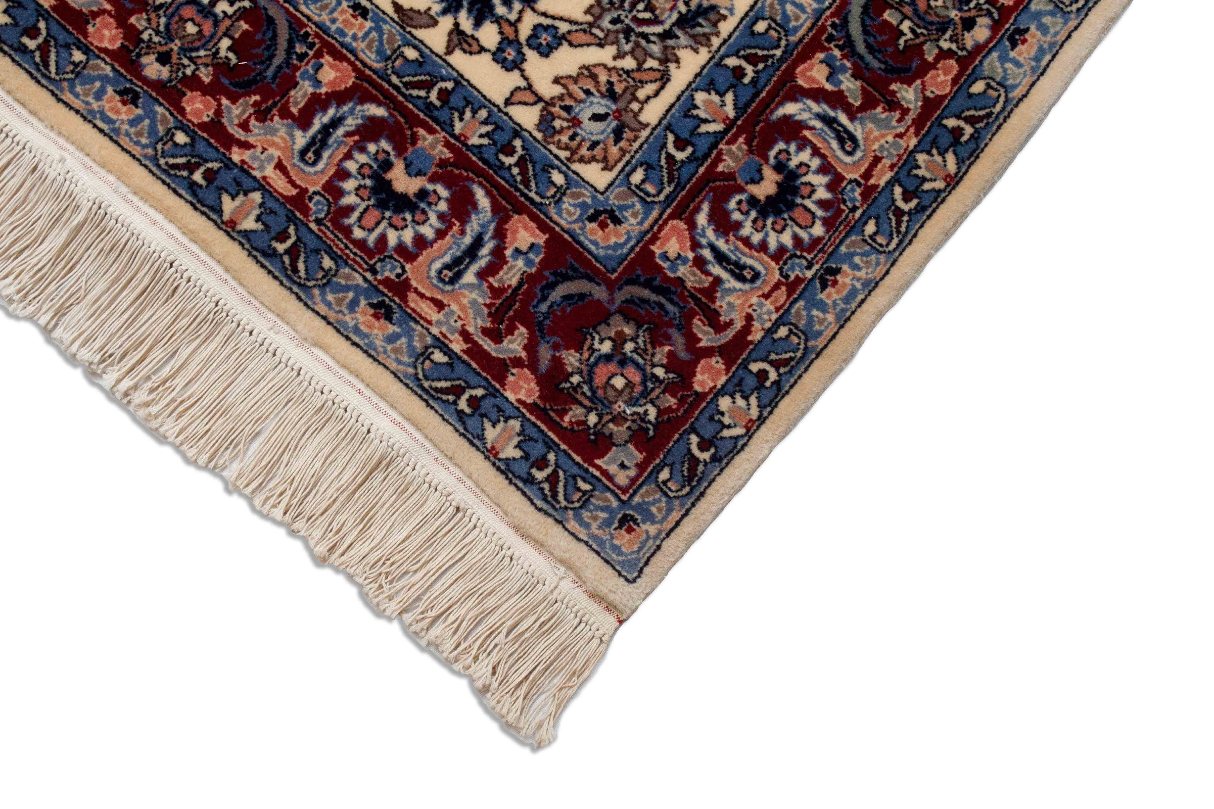 Eine Fotoaufnahme eines Täbriz Teppichs.