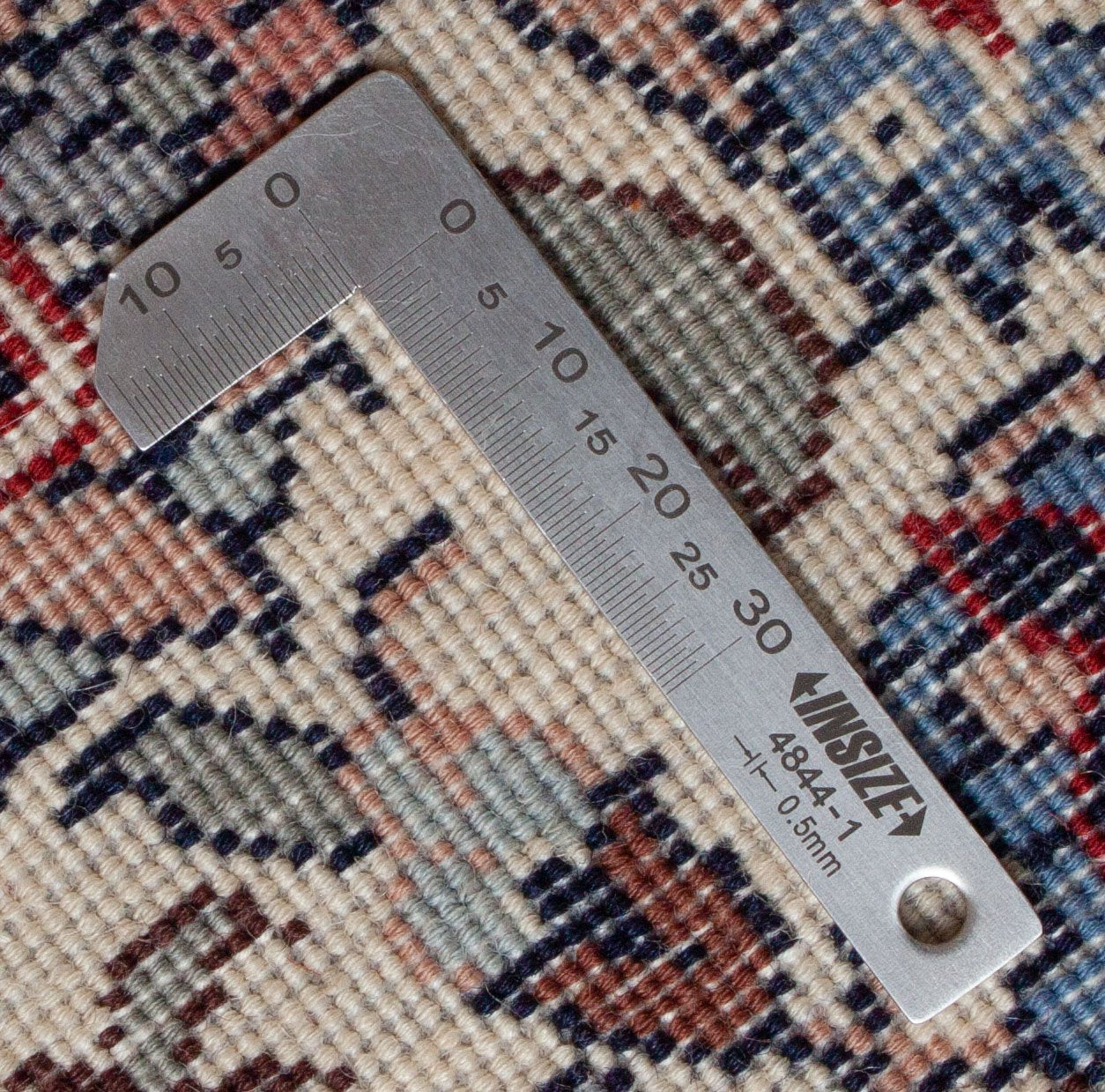 Eine Fotoaufnahme eines Täbriz Teppichs.