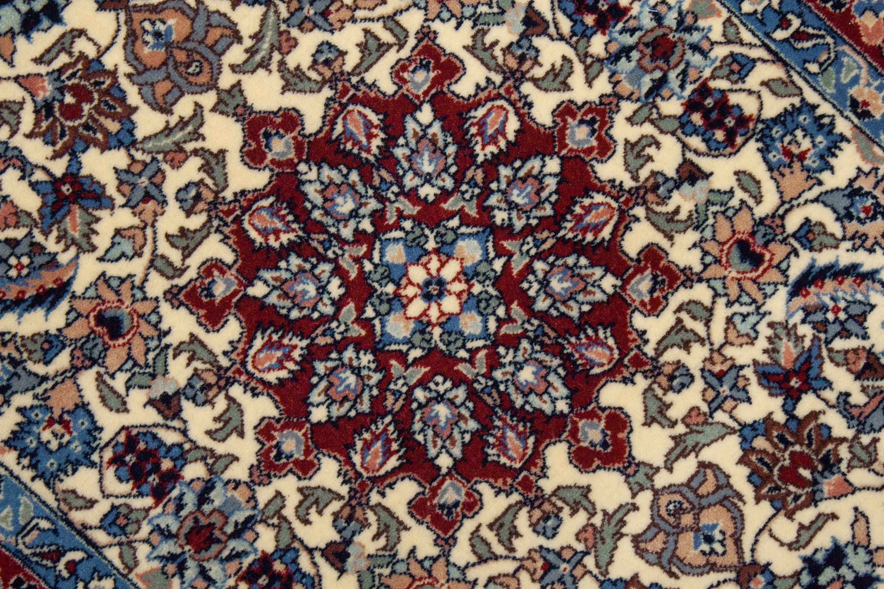 Eine Fotoaufnahme eines Täbriz Teppichs.