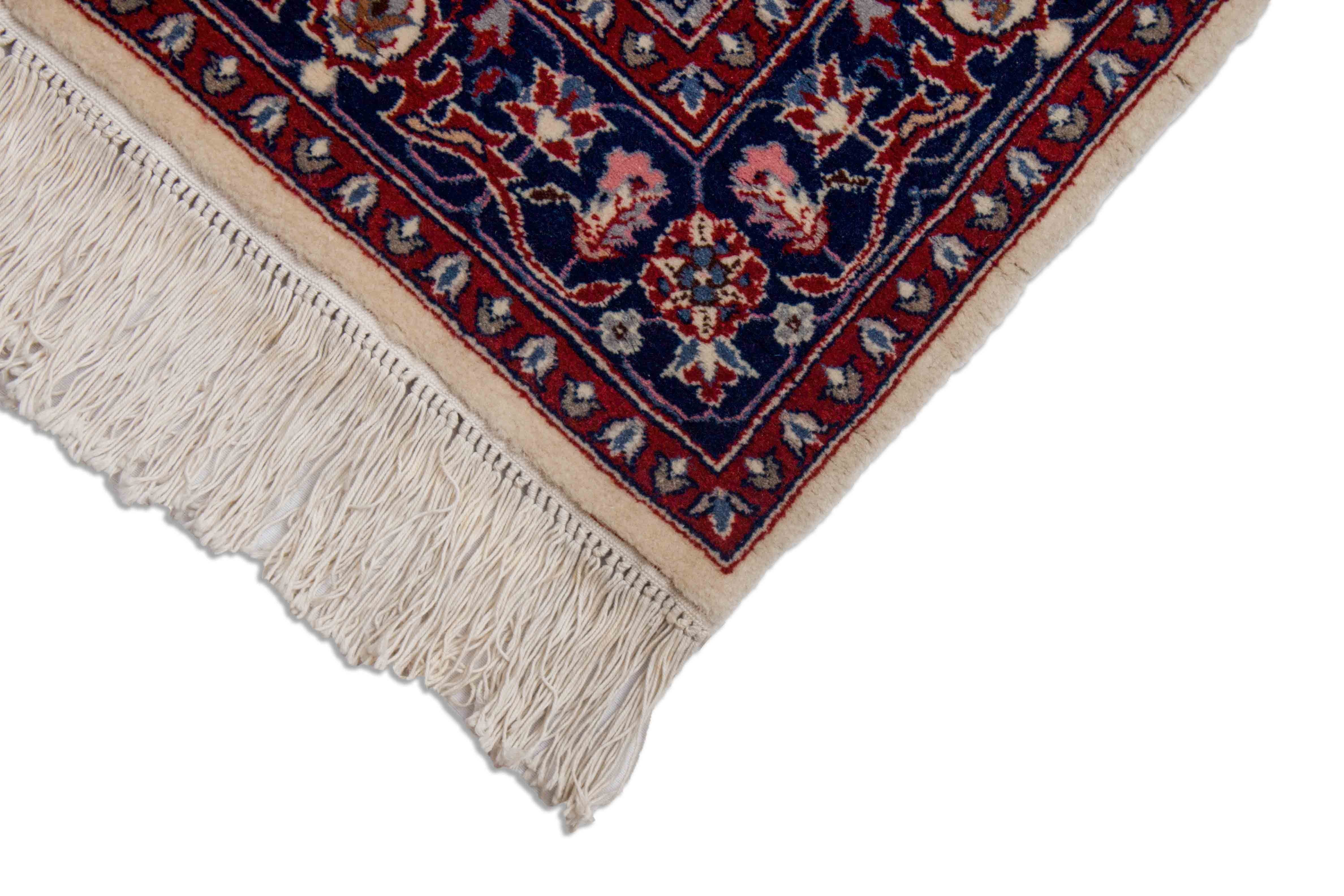 Eine Fotoaufnahme eines Täbriz Teppichs.