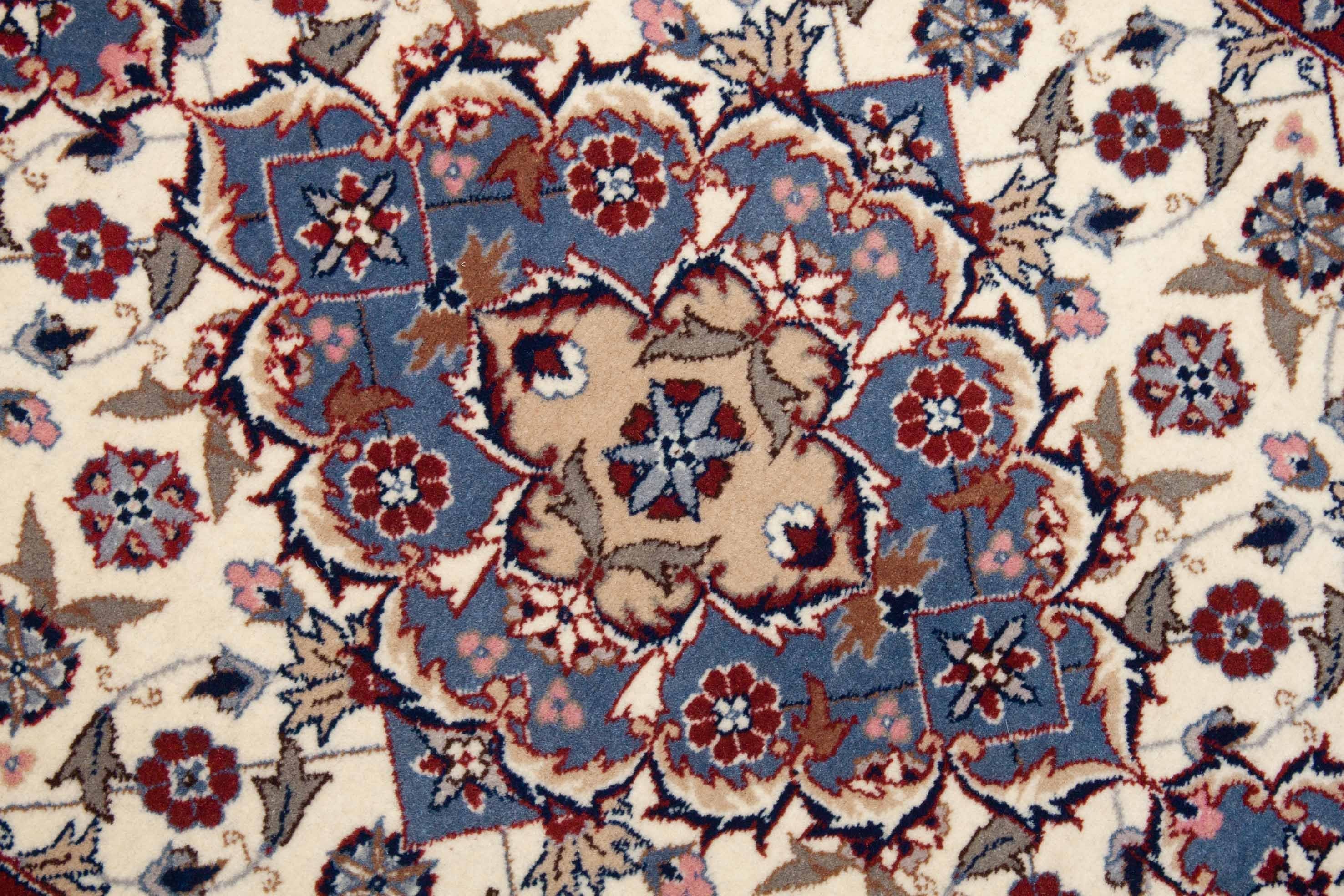 Eine Fotoaufnahme eines Täbriz Teppichs.