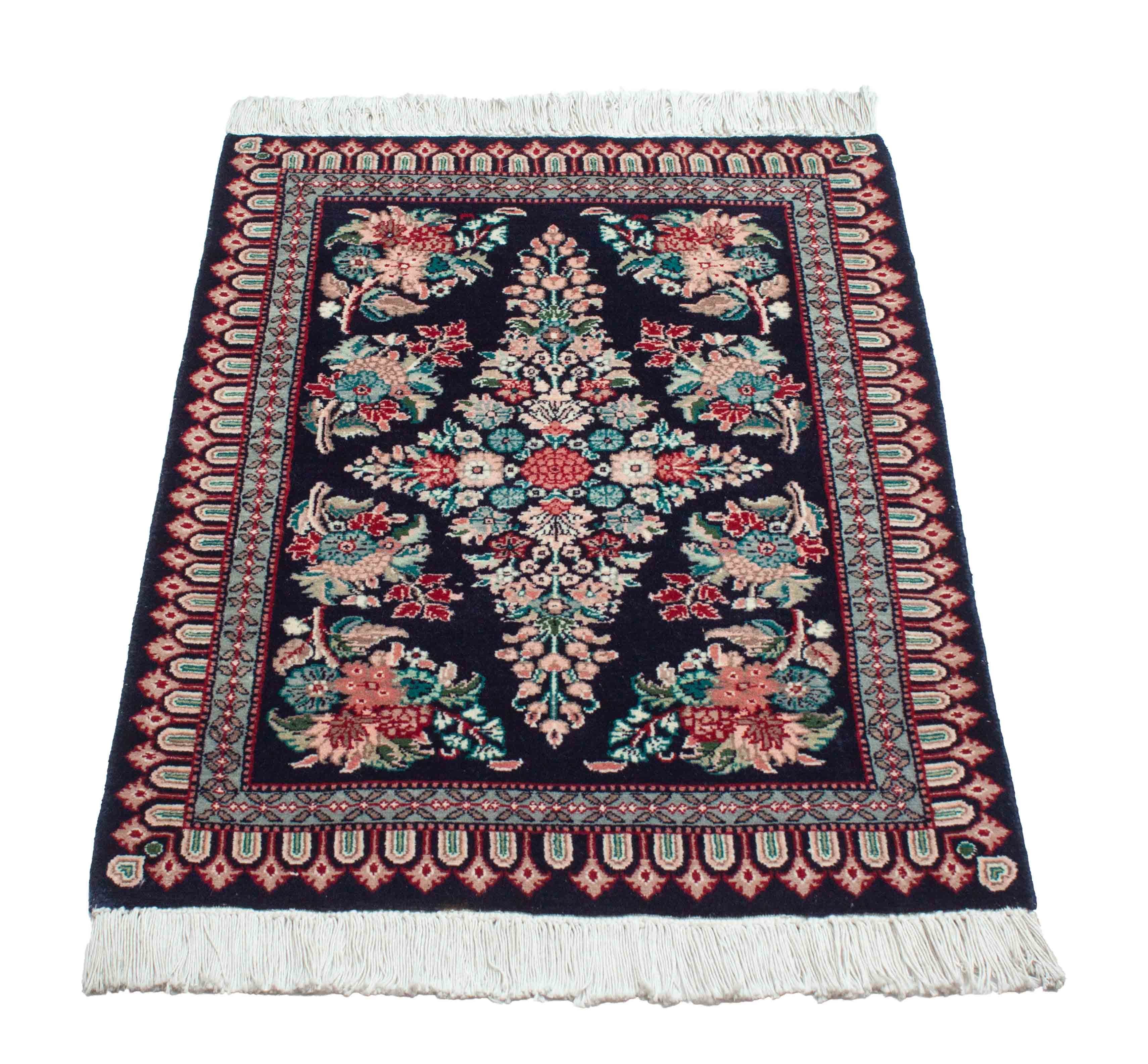 Eine Fotoaufnahme eines Kaschmir Teppich Teppichs.